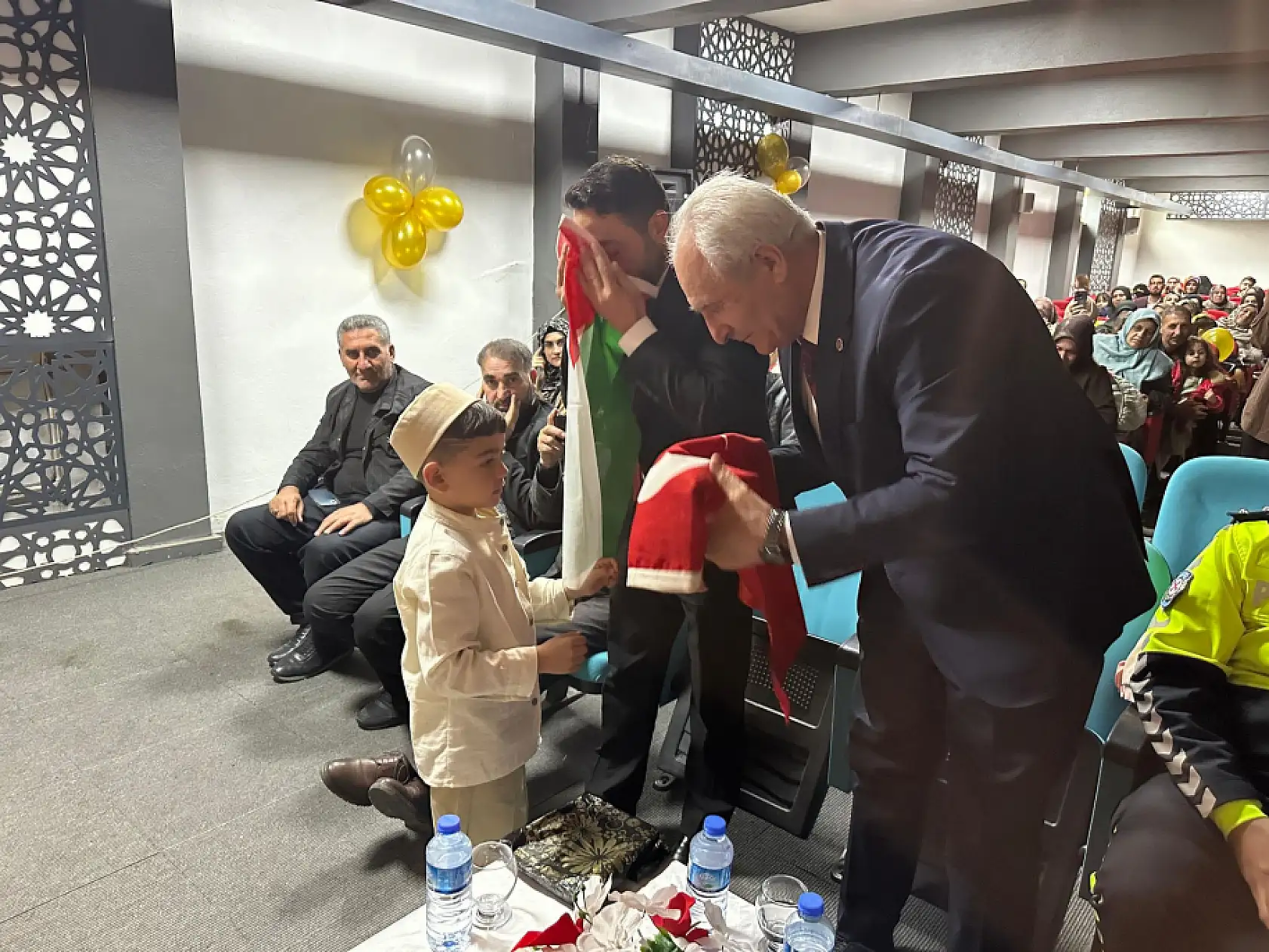 Eleşkirt'te minik öğrenciler Kur'an Kursu'ndan mezun olma sevinci yaşadı