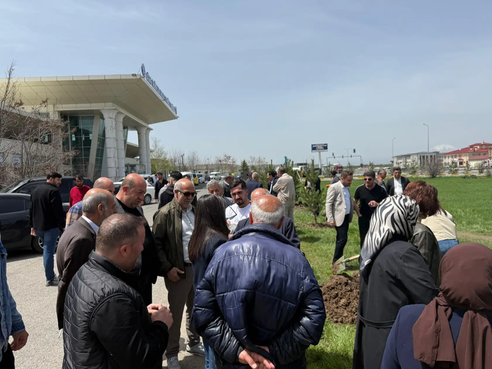 Ağrı Belediyesi'nden barış fidanlarıyla anlamlı ağaçlandırma çalışması