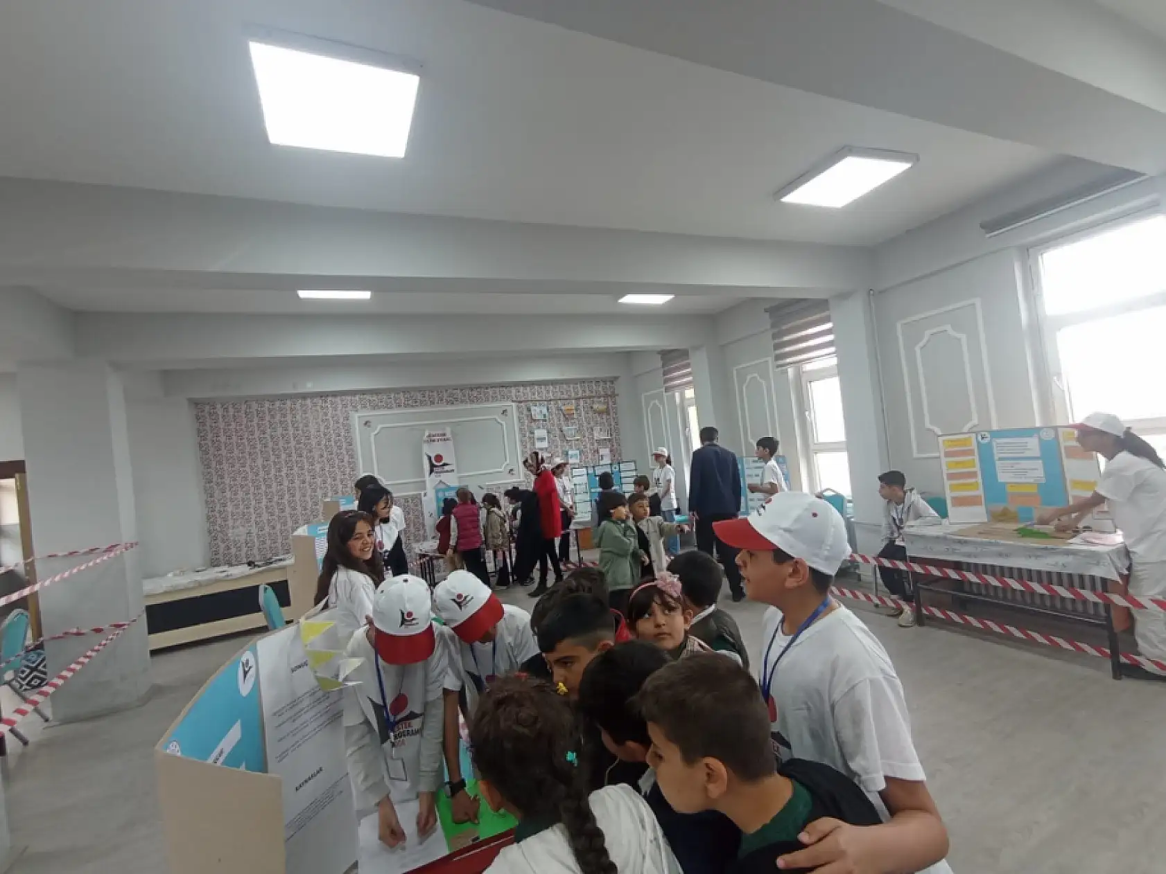 Ağrı Doğa Koleji'nin öğrencileri TÜBİTAK 4006 bilim fuarında projeleri inceledi