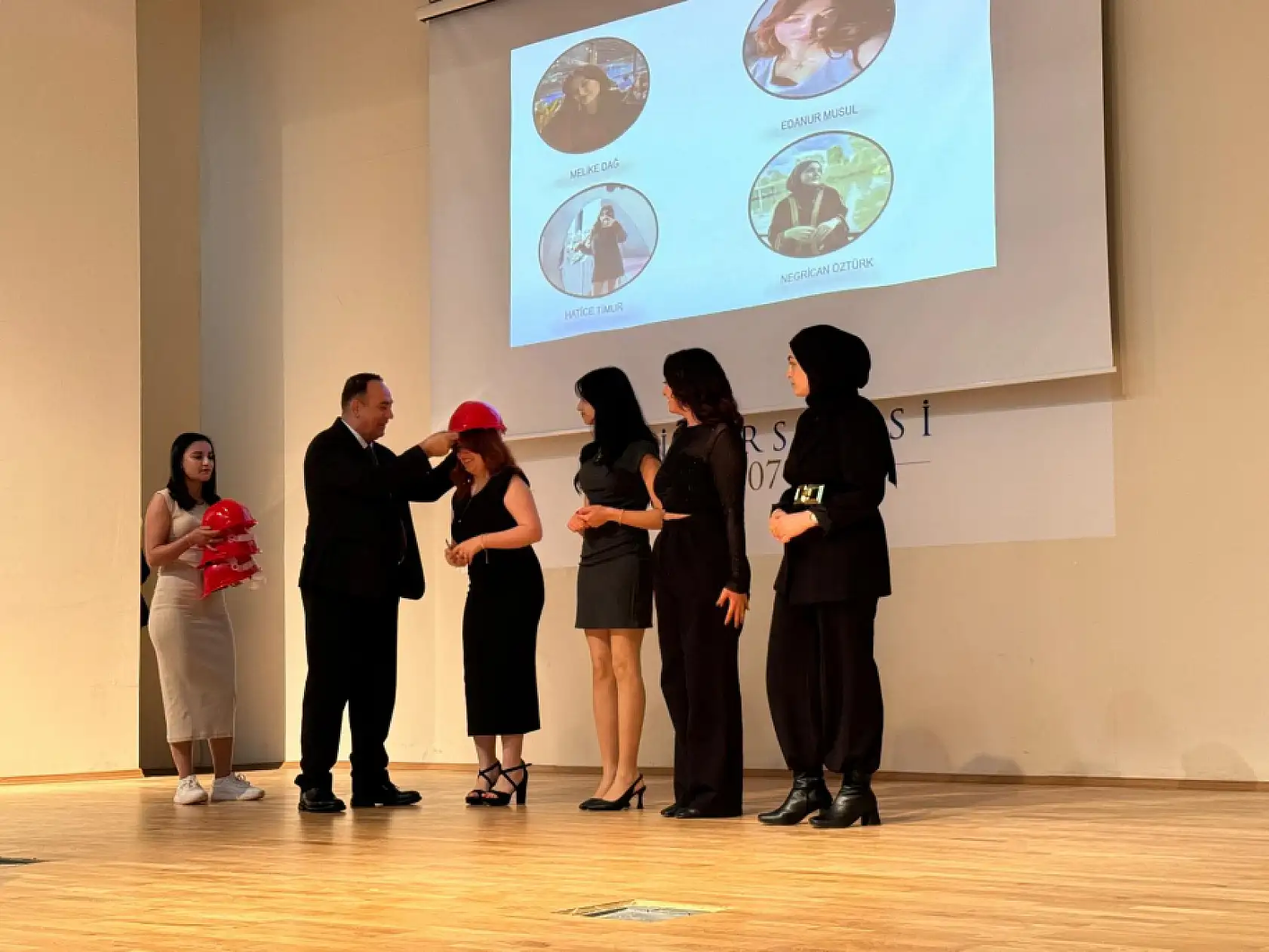 Ağrı'da iş güvenliği haftasında öğrenciler baret giyip bilinç aşıladı