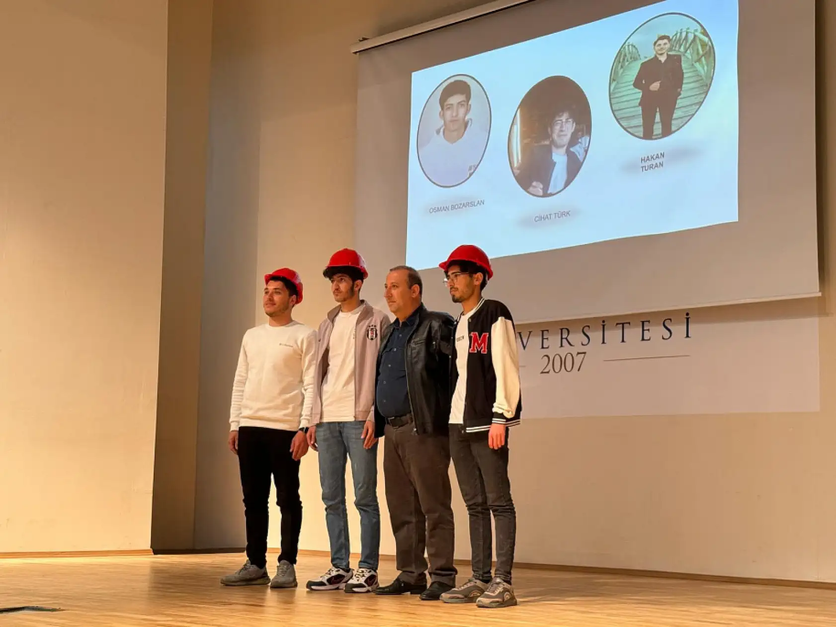 Ağrı'da iş güvenliği haftasında öğrenciler baret giyip bilinç aşıladı