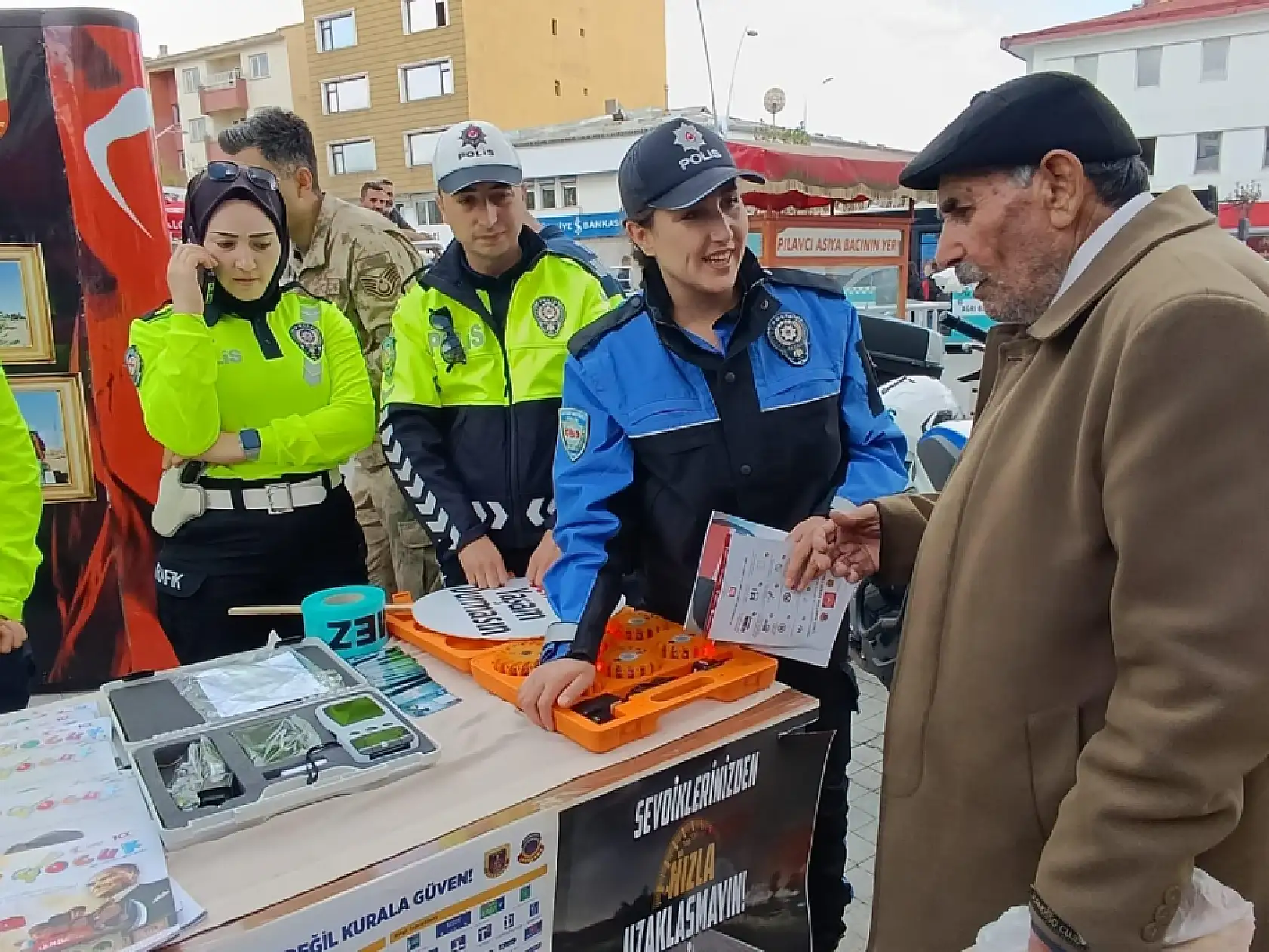 Çocuklar mutlu edildi vatandaş bilinçlendi trafik haftası Ağrı'da dolu dolu geçti