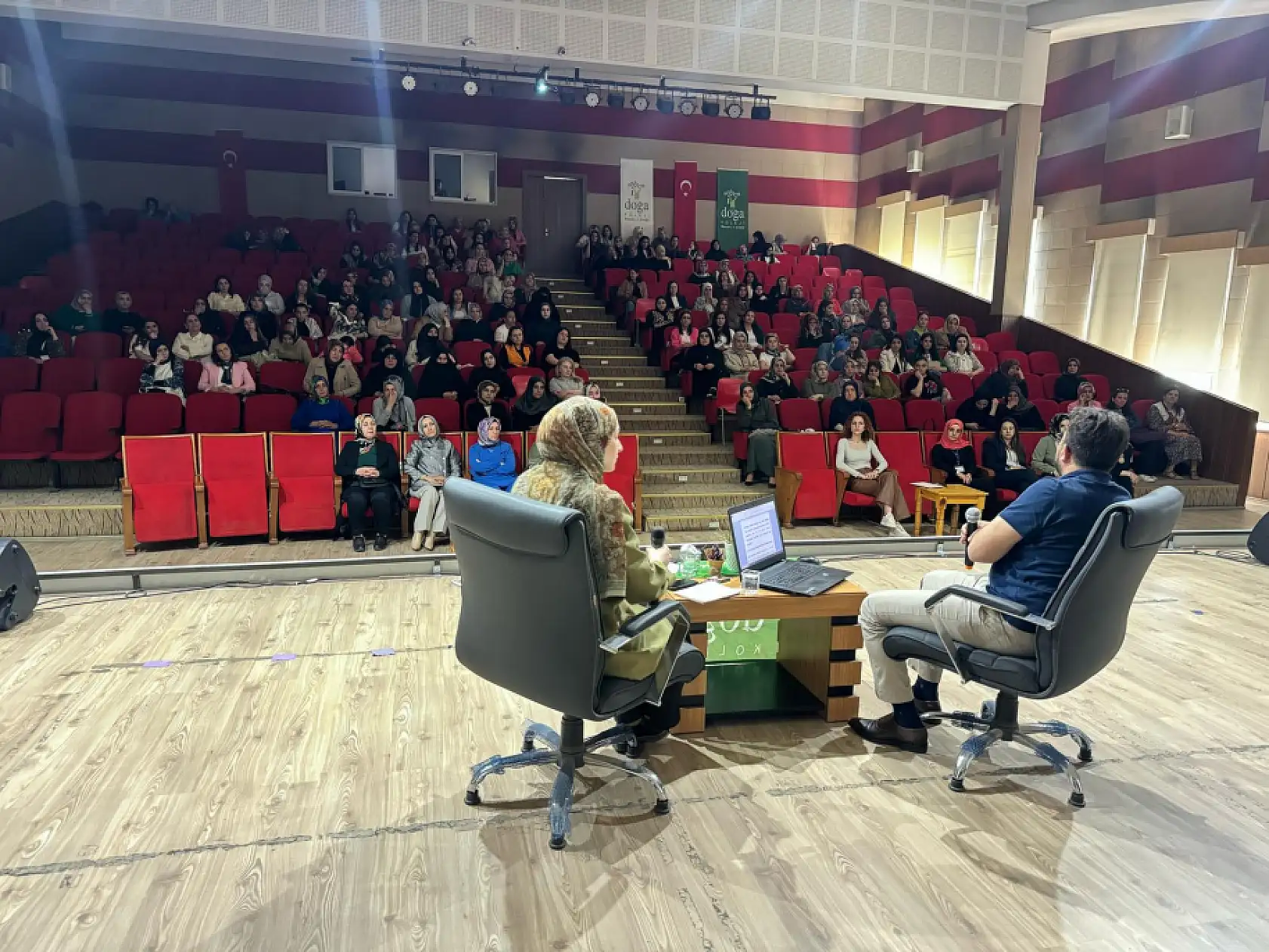 Ağrı Doğa Koleji'nde anlamlı anneler günü kutlaması gerçekleştirildi