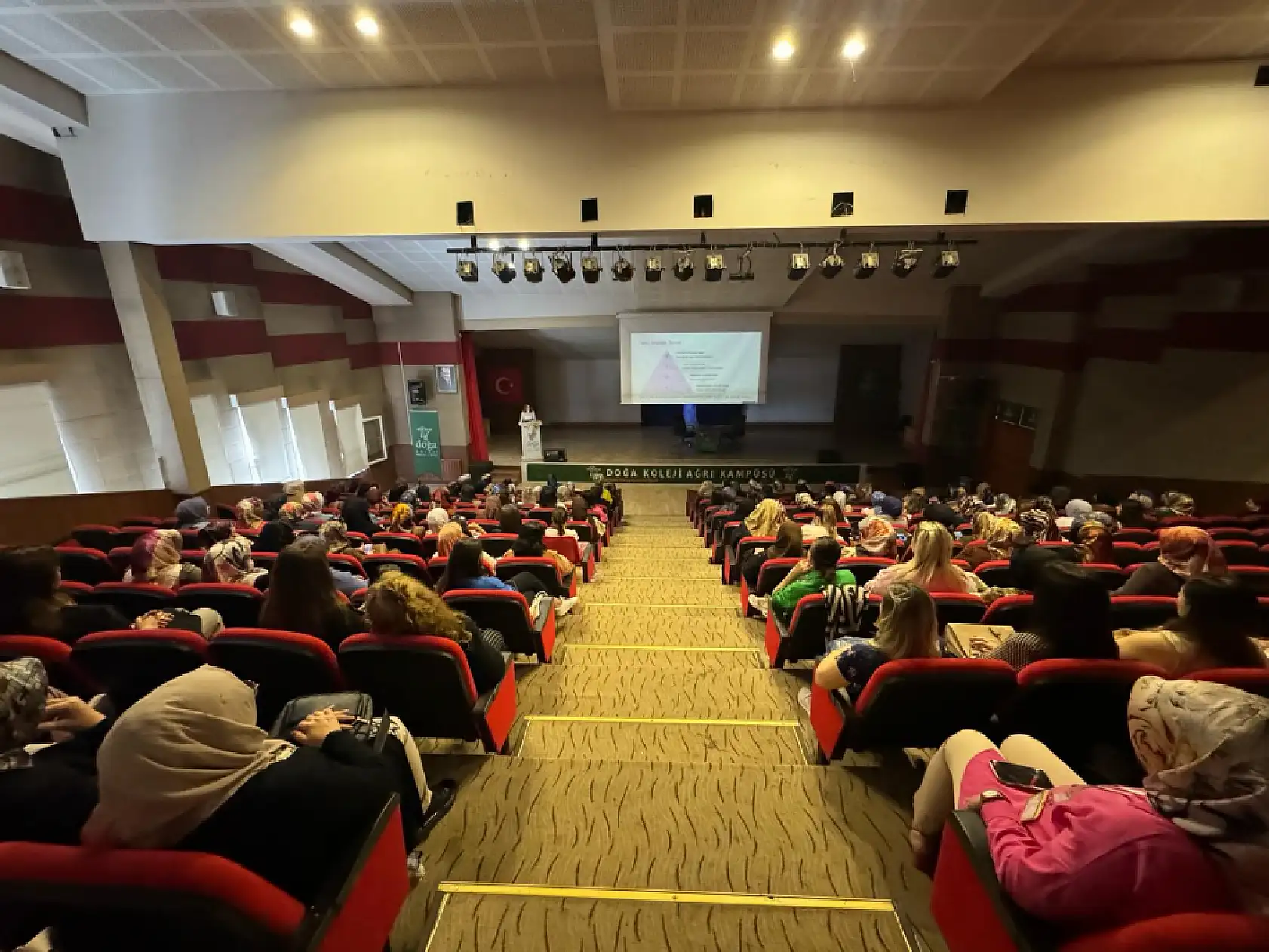 Ağrı Doğa Koleji'nde anlamlı anneler günü kutlaması gerçekleştirildi