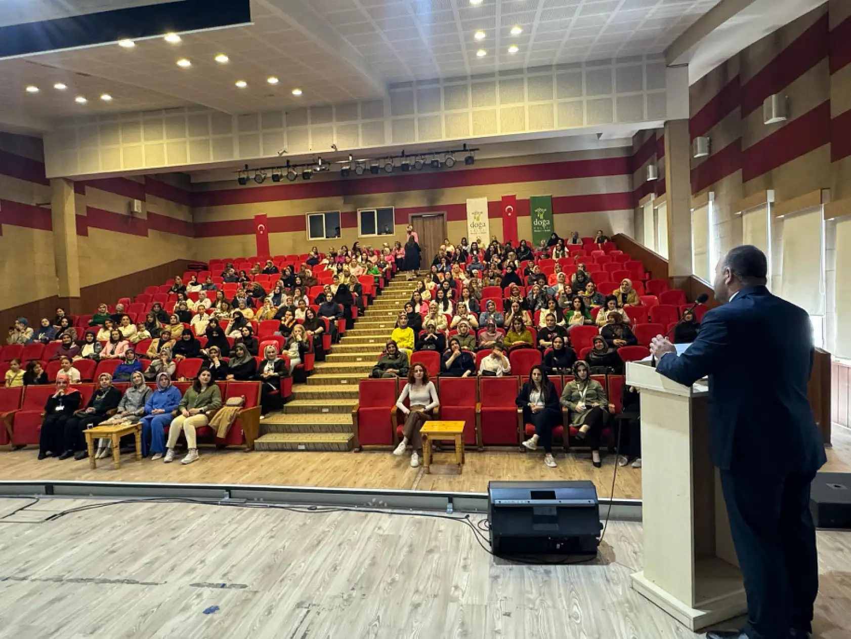 Ağrı Doğa Koleji'nde anlamlı anneler günü kutlaması gerçekleştirildi