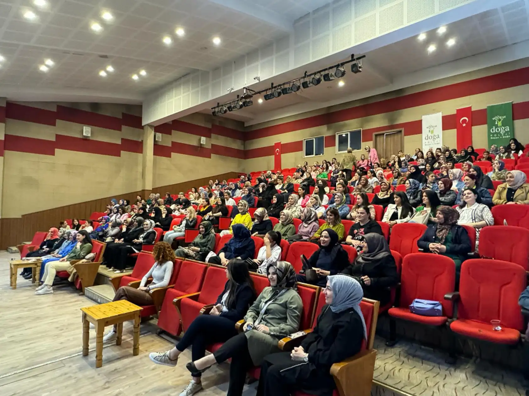 Ağrı Doğa Koleji'nde anlamlı anneler günü kutlaması gerçekleştirildi