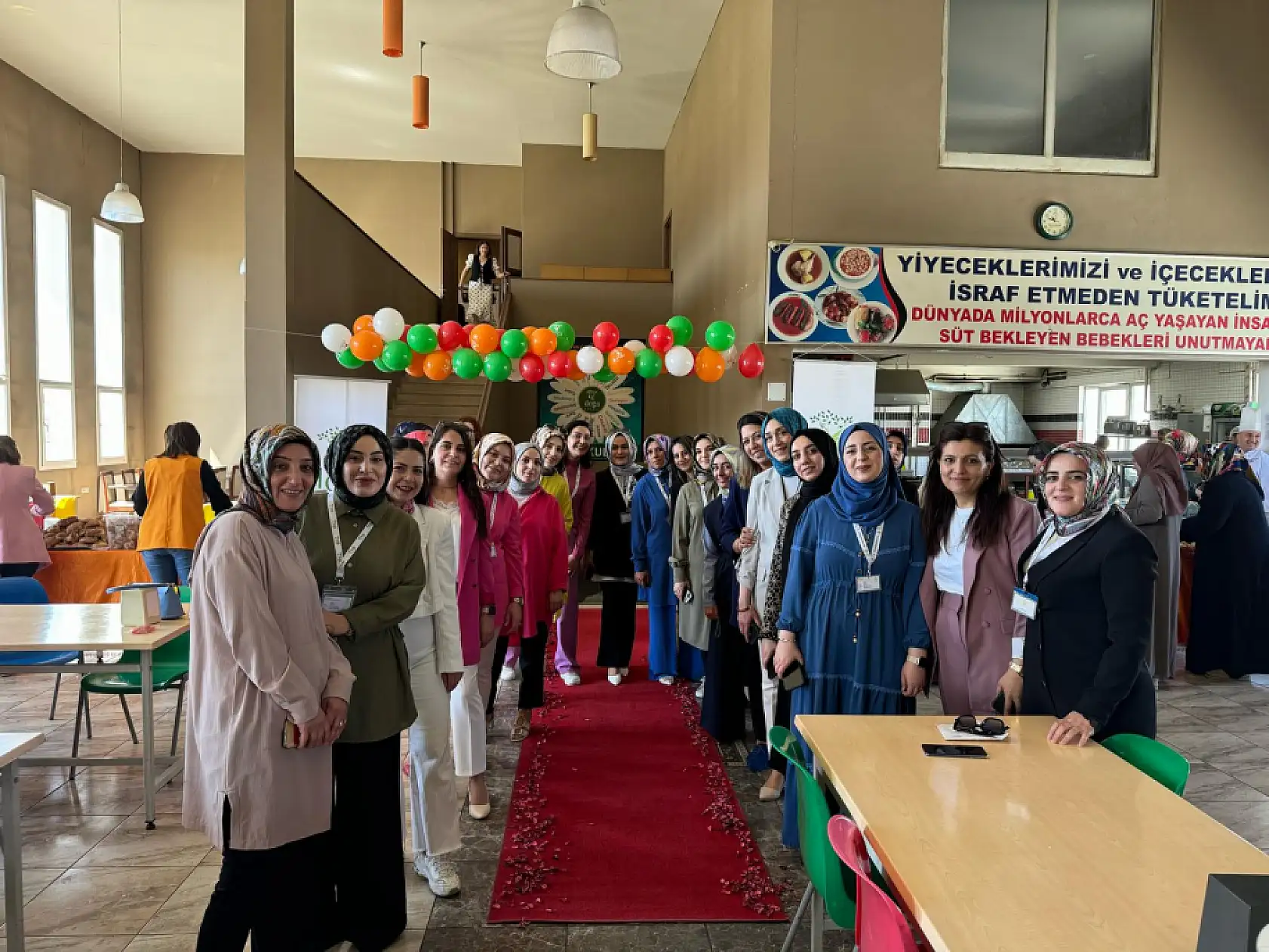 Ağrı Doğa Koleji'nde anlamlı anneler günü kutlaması gerçekleştirildi