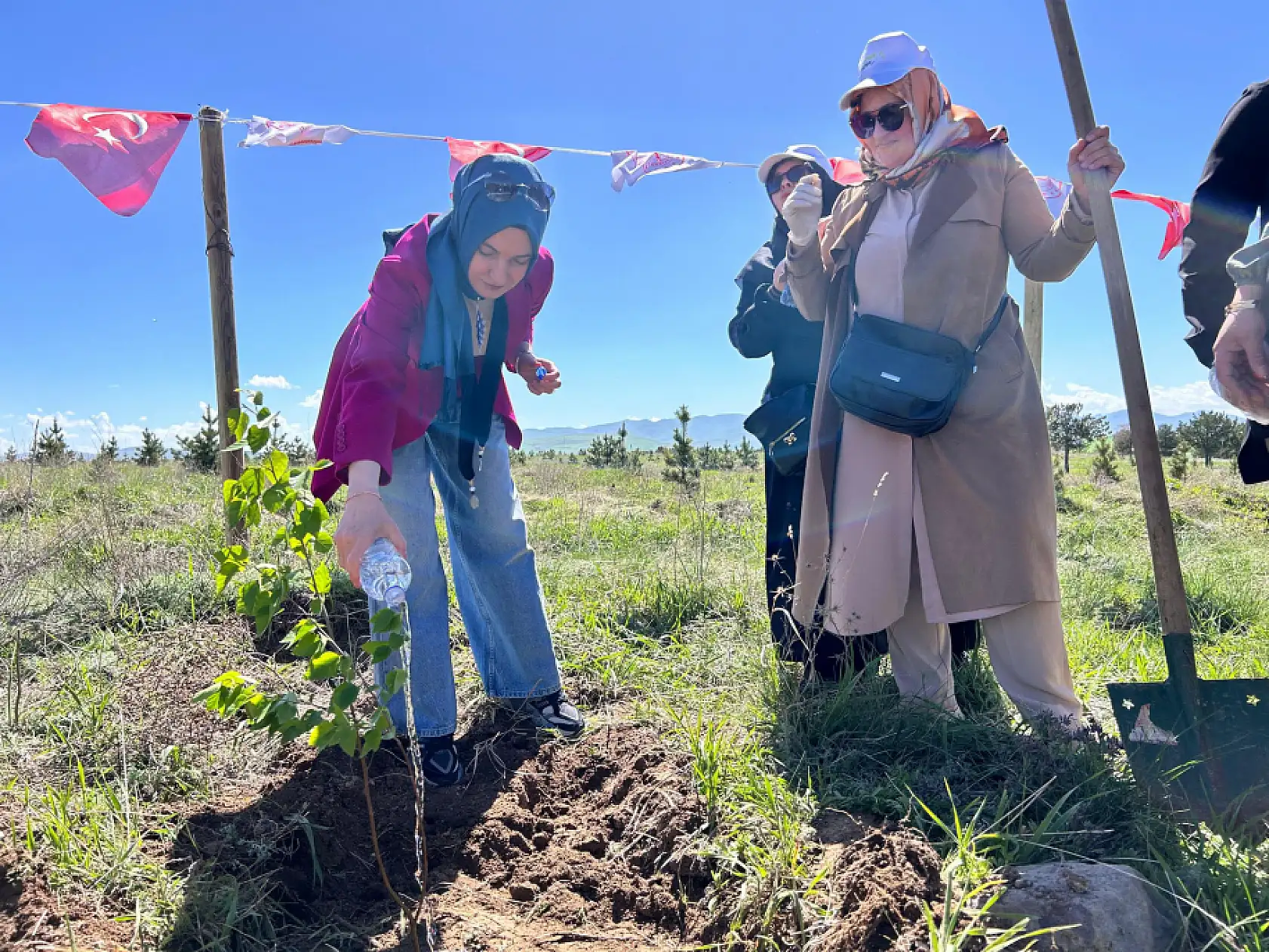 Ağrı'da annelerin sevgisi toprakla buluştu 'Anne Akademisi Hatıra Ormanı' kuruldu