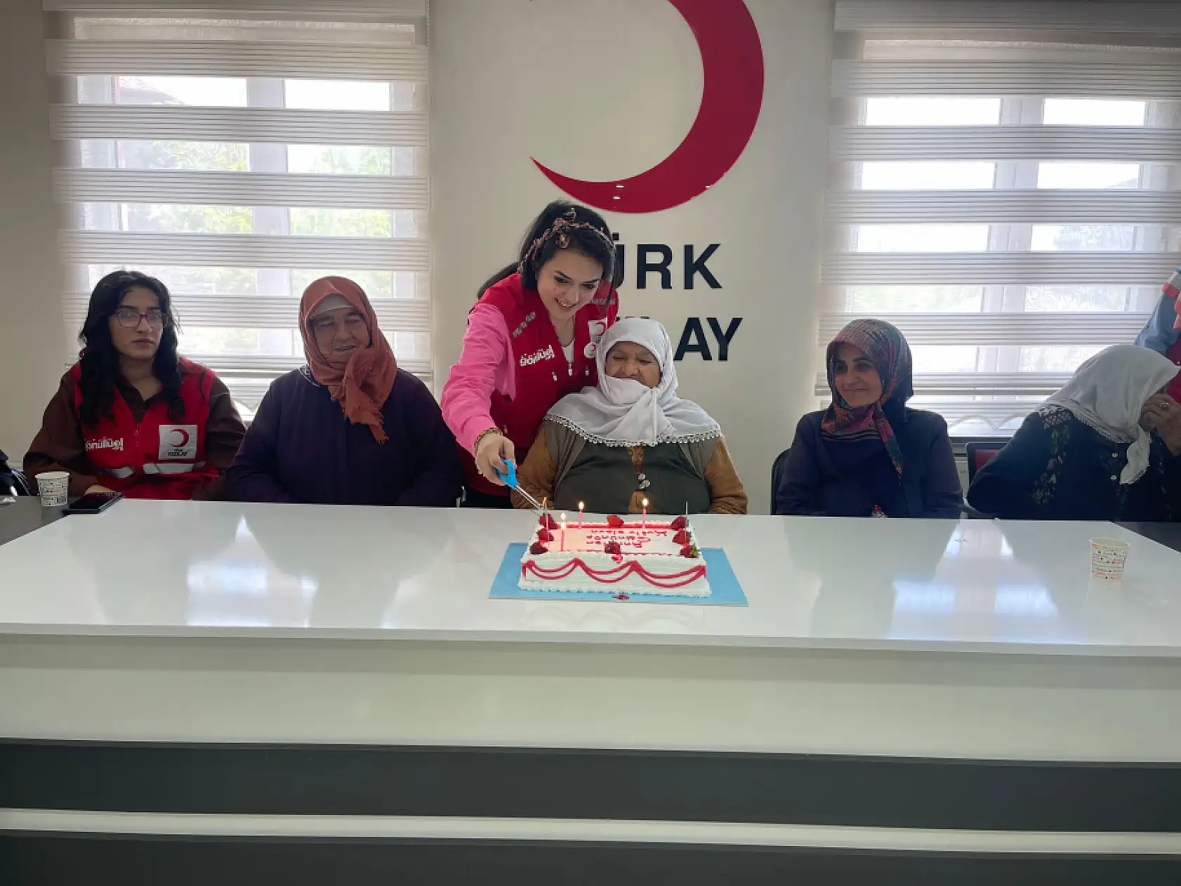 Kızılay Ağrı, anneleri ağırladı çiçekler takdim edildi gönüller ısındı