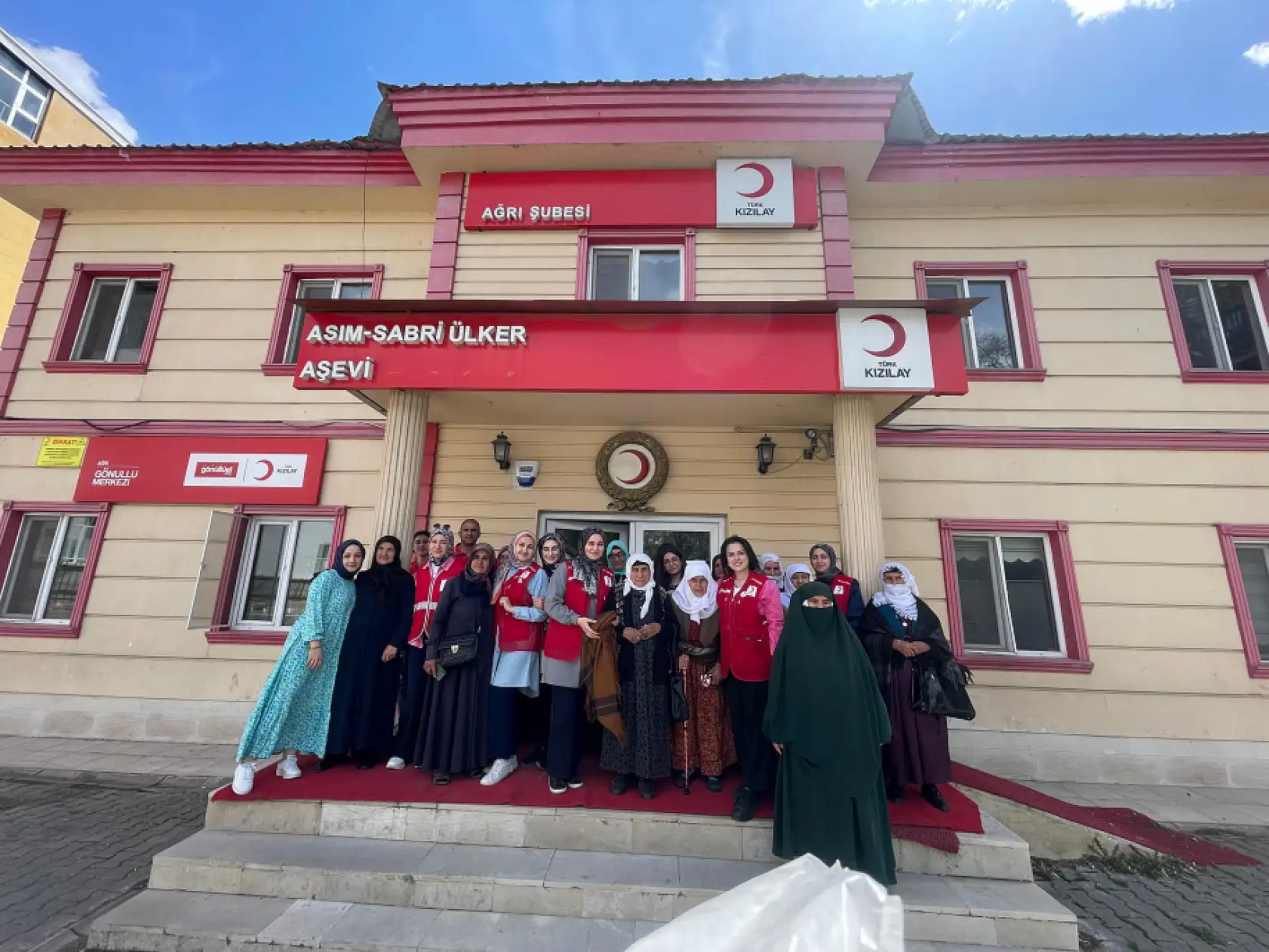 Kızılay Ağrı, anneleri ağırladı çiçekler takdim edildi gönüller ısındı