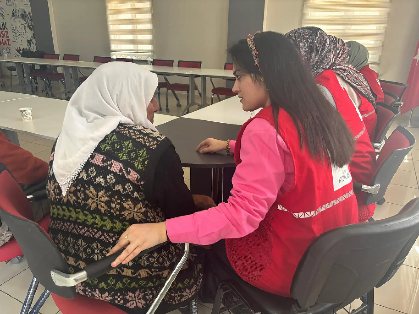 Kızılay Ağrı, anneleri ağırladı çiçekler takdim edildi gönüller ısındı