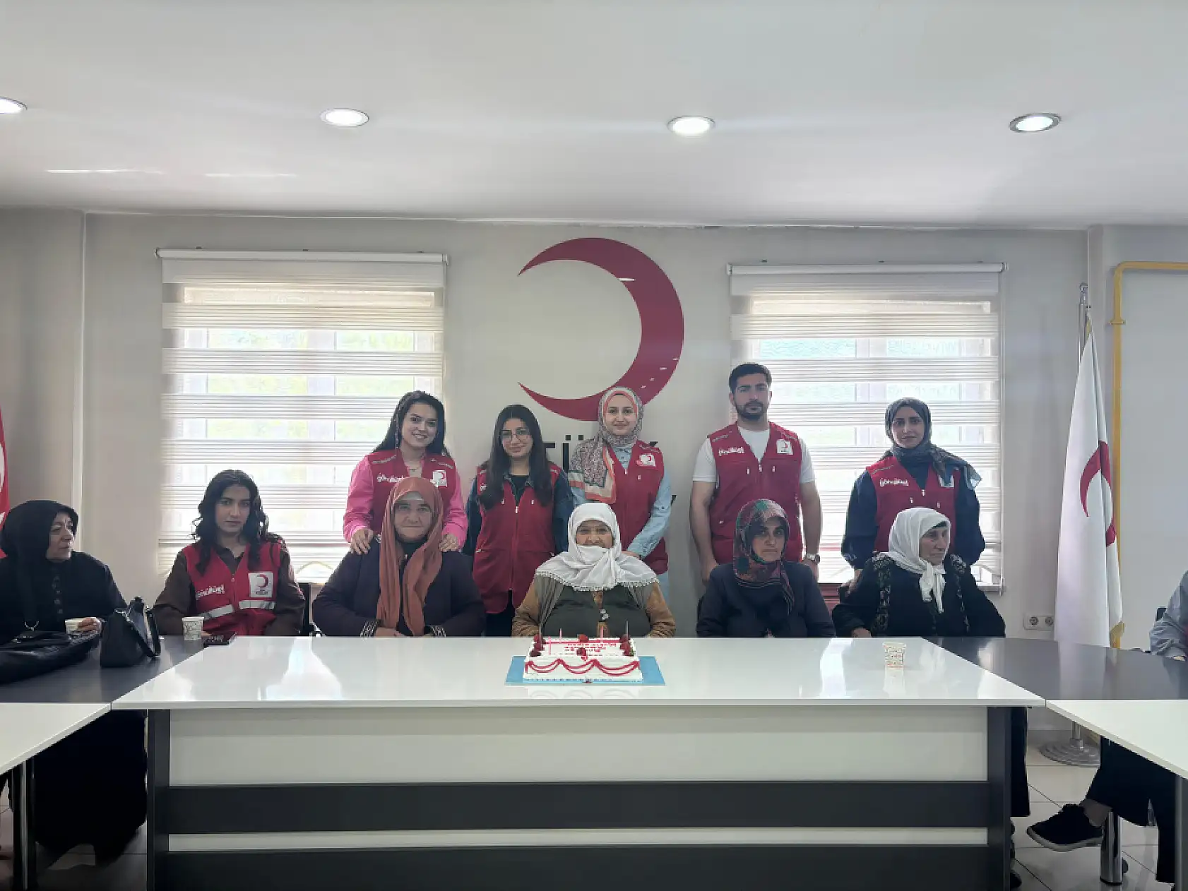 Kızılay Ağrı, anneleri ağırladı çiçekler takdim edildi gönüller ısındı