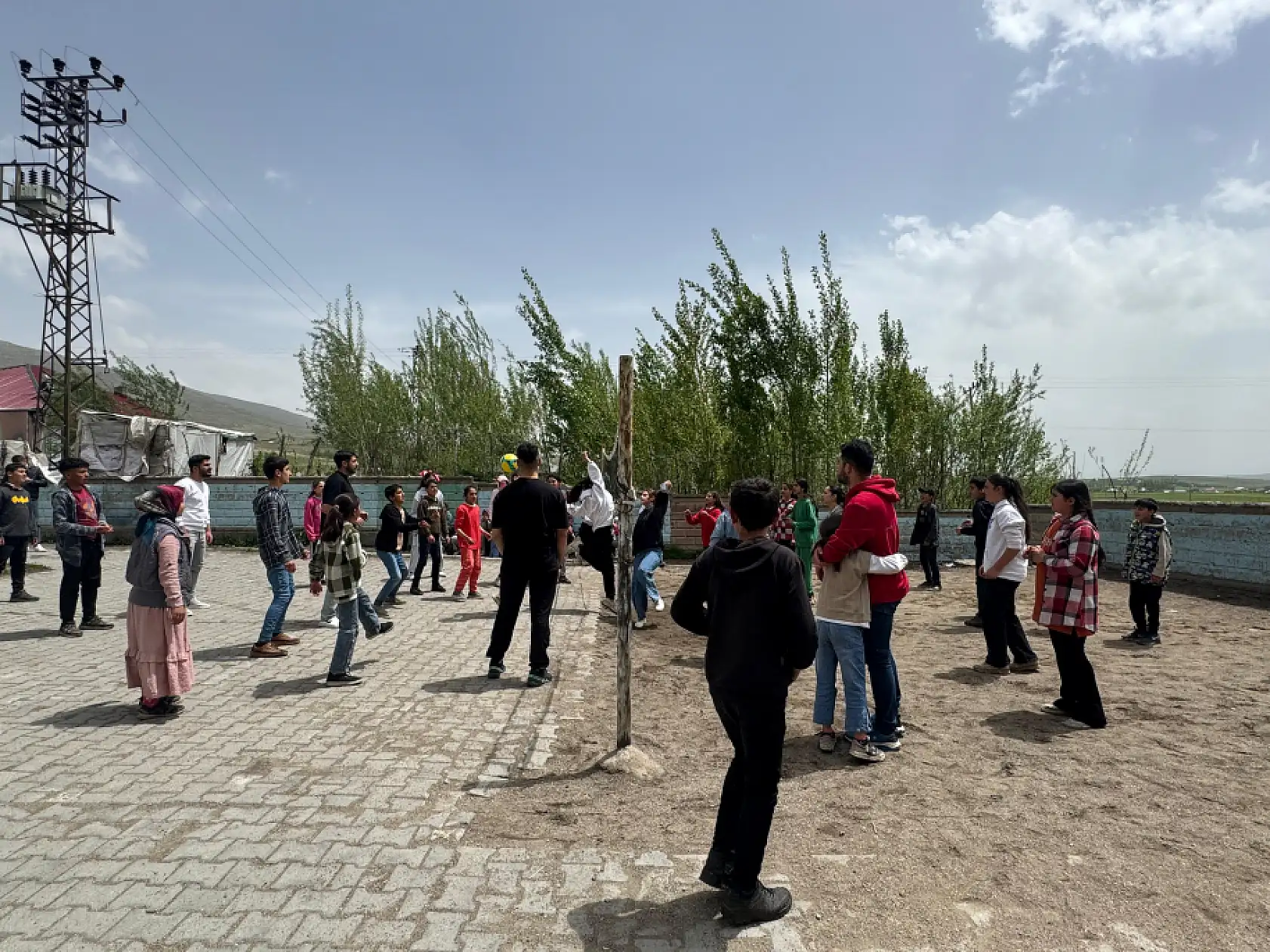 Kitaplarla kurulan köprüde ilk adımı Patnos'ta gençler attı