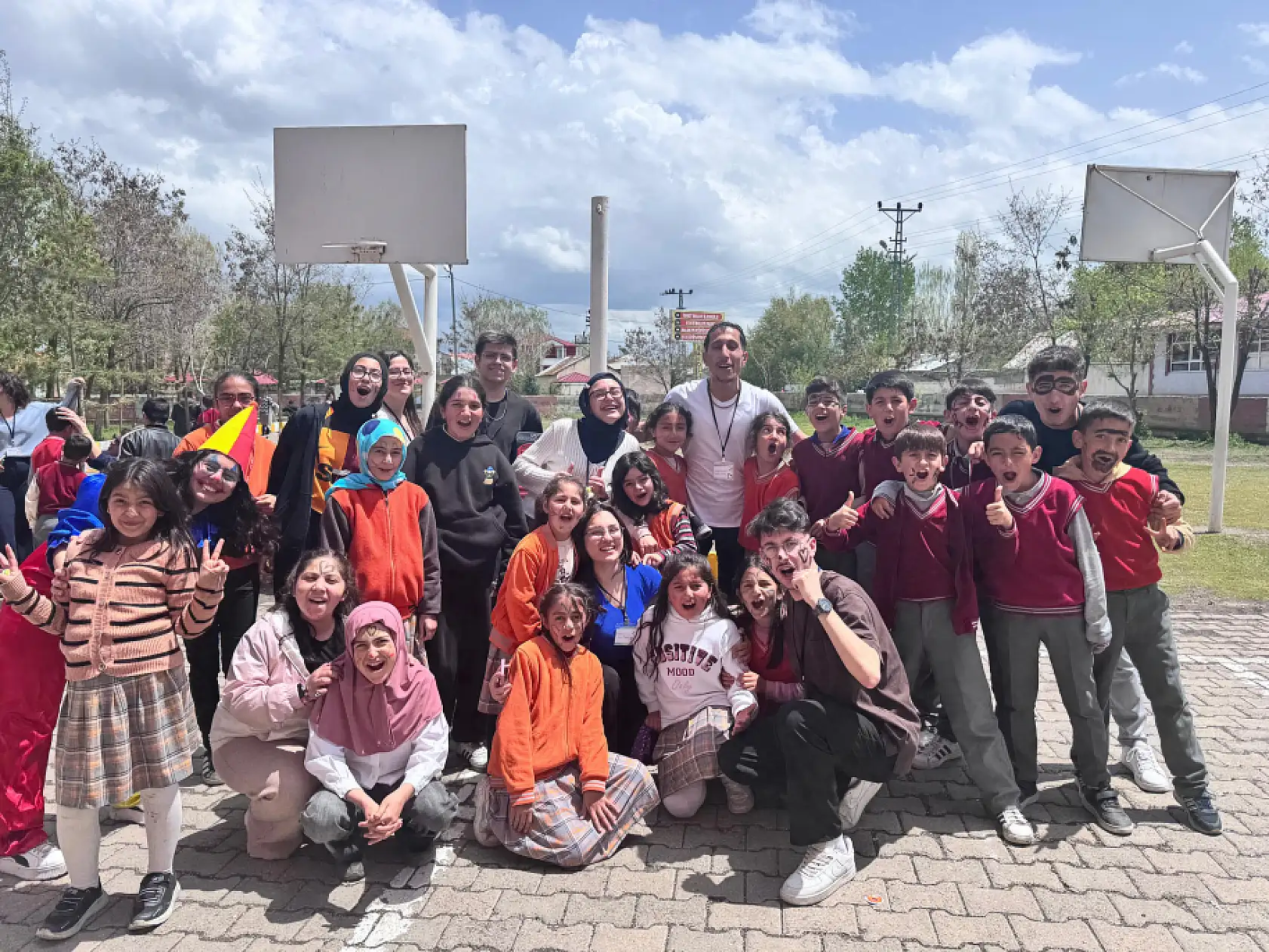 Ağrı'da köy okulundaki minikler temizlik kahramanları ile tanıştı