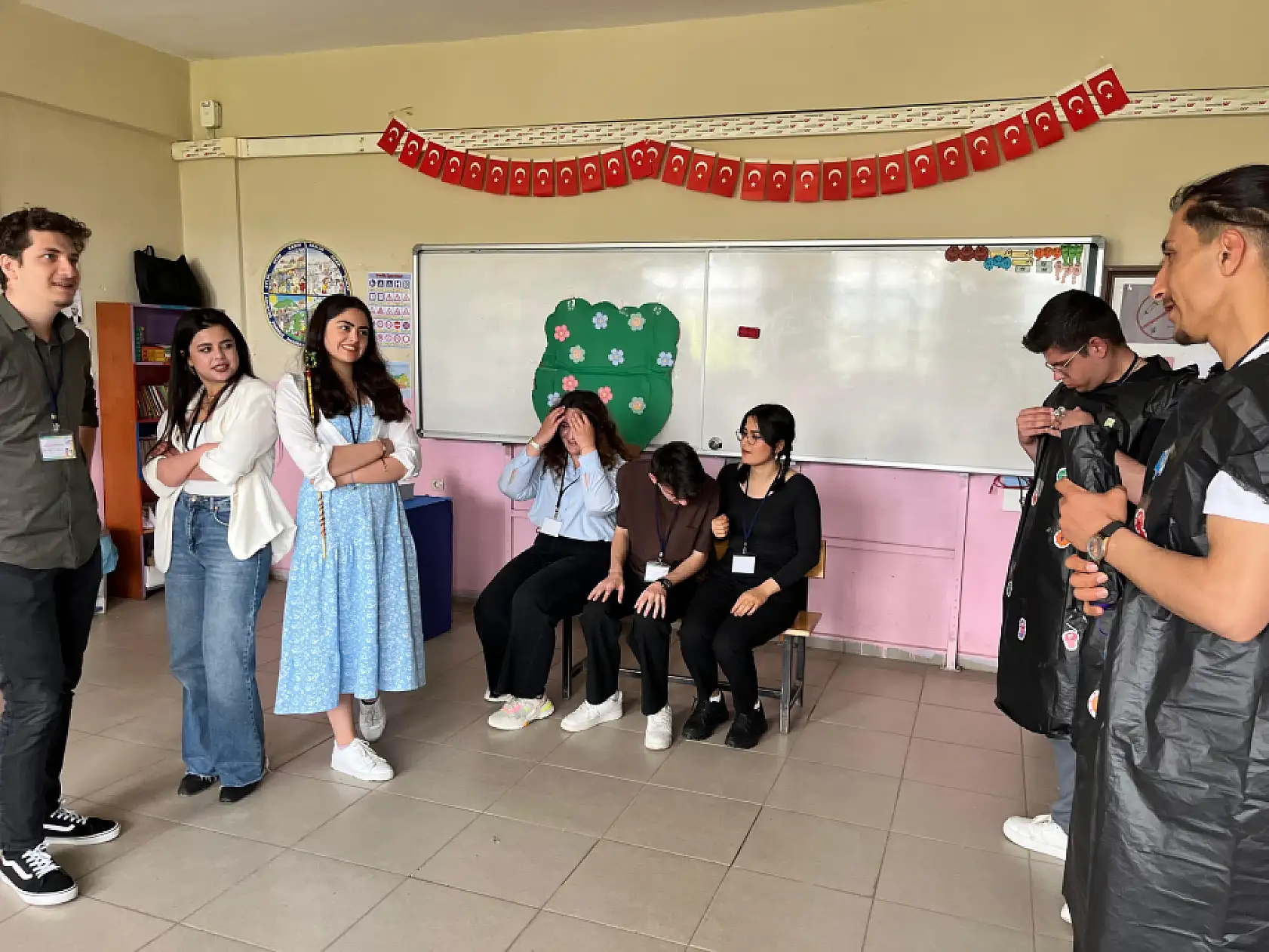 Ağrı'da köy okulundaki minikler temizlik kahramanları ile tanıştı