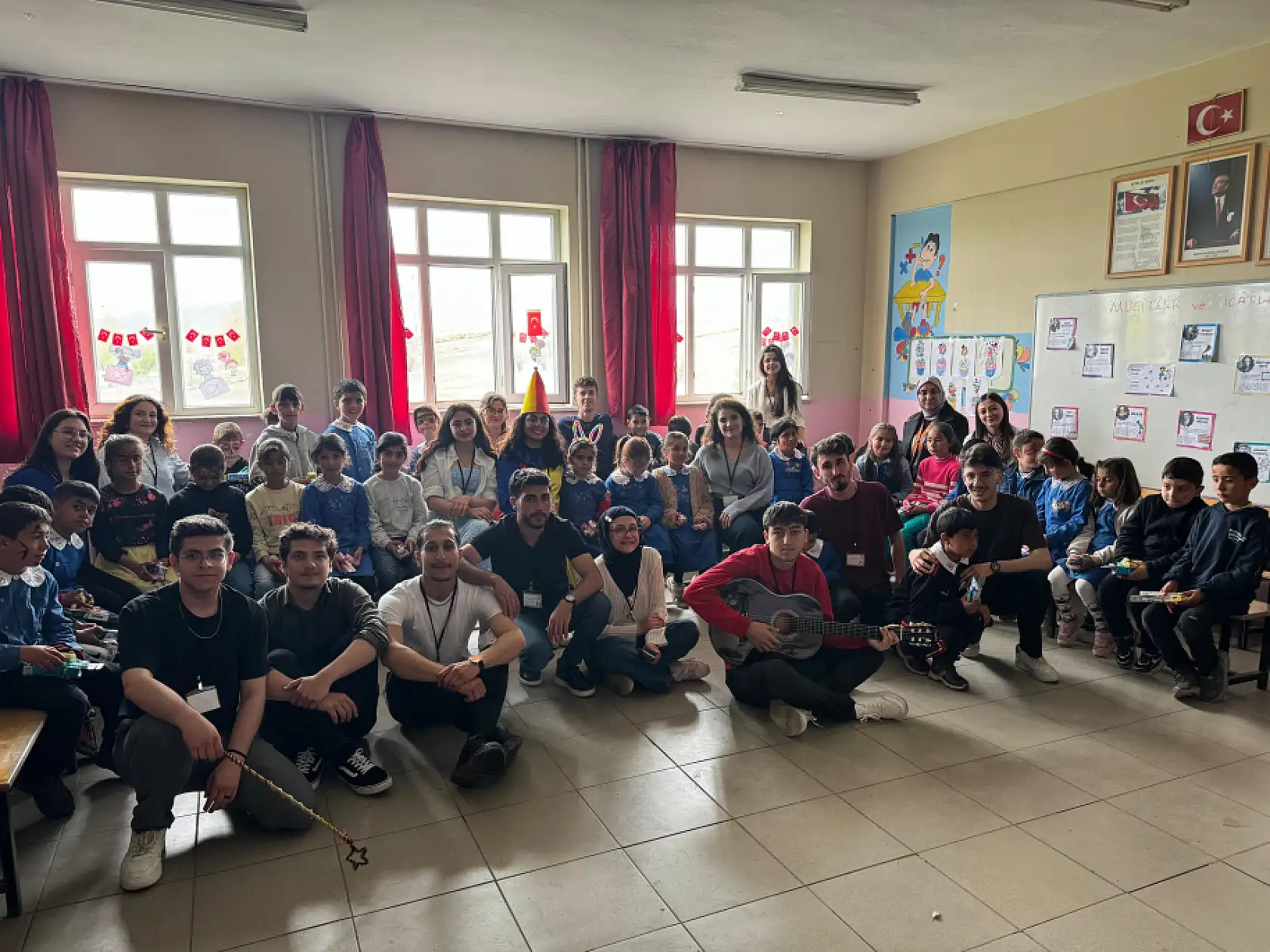 Ağrı'da köy okulundaki minikler temizlik kahramanları ile tanıştı