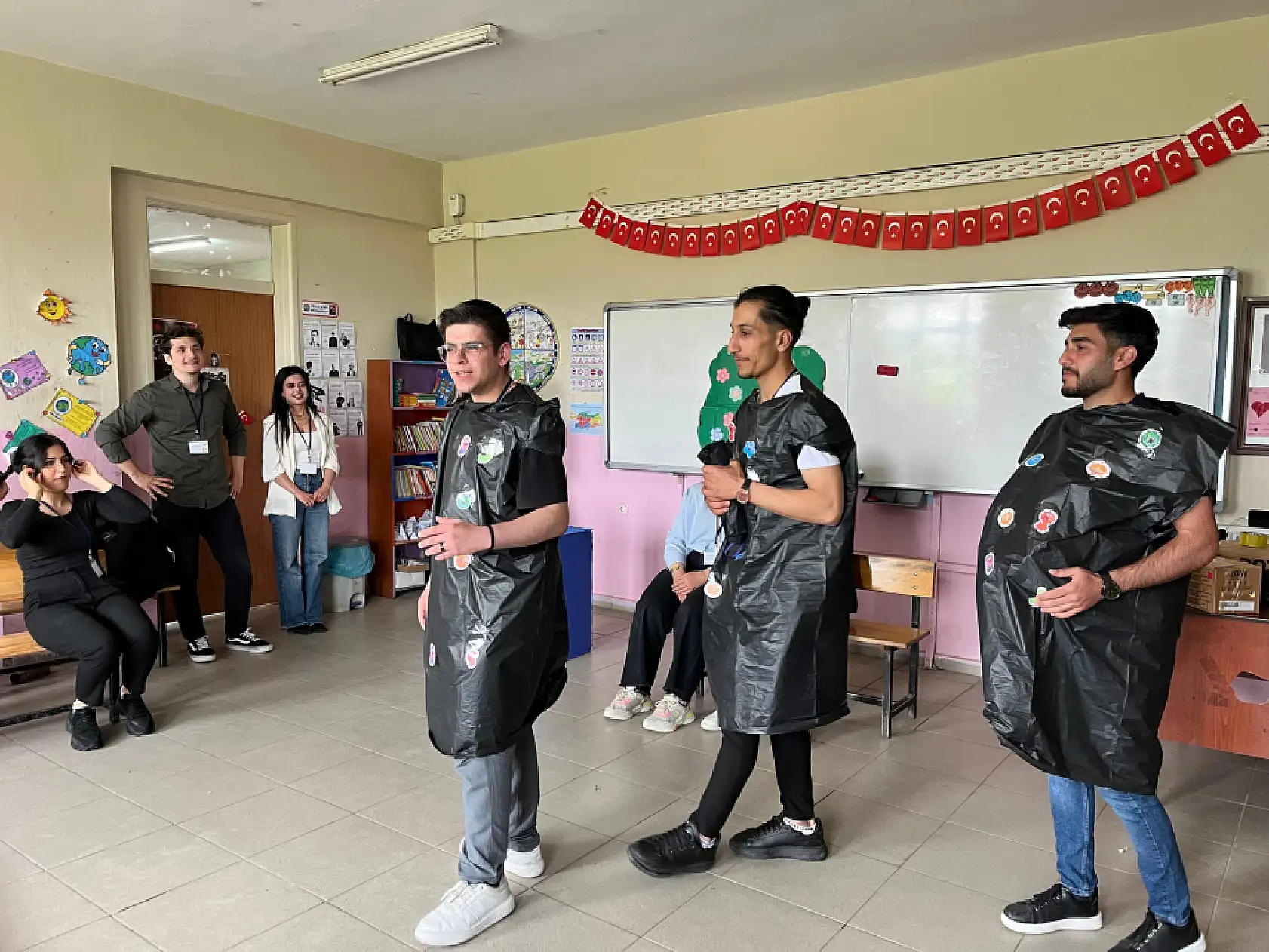 Ağrı'da köy okulundaki minikler temizlik kahramanları ile tanıştı