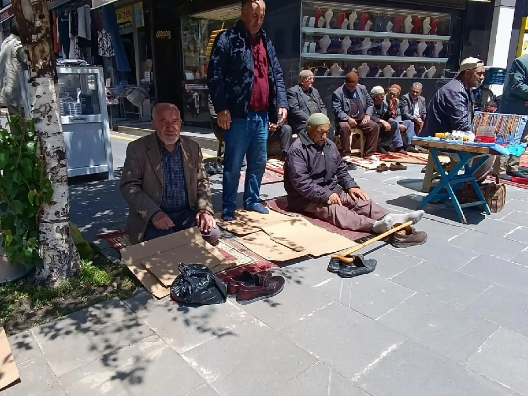 Ağrı'da baharın gelişiyle cemaat açık havada saf tuttu