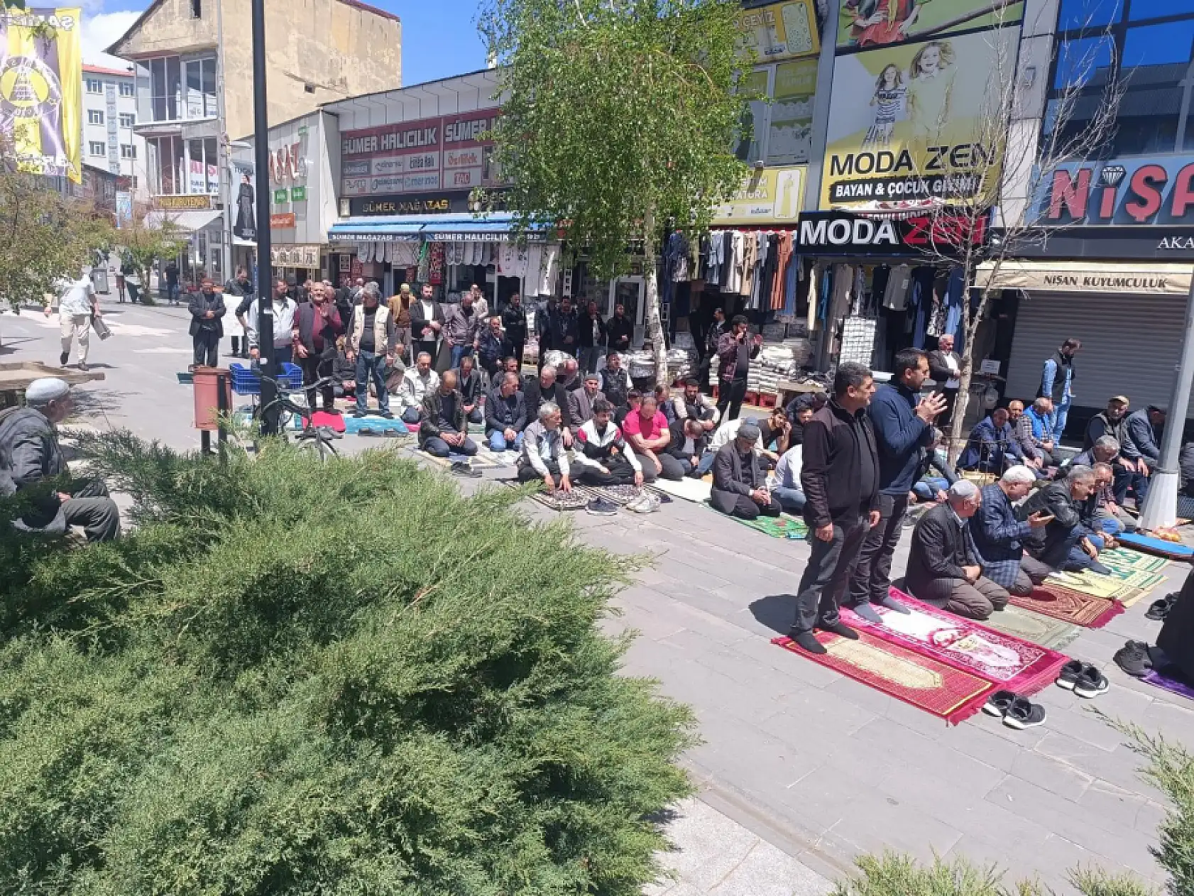 Ağrı'da baharın gelişiyle cemaat açık havada saf tuttu