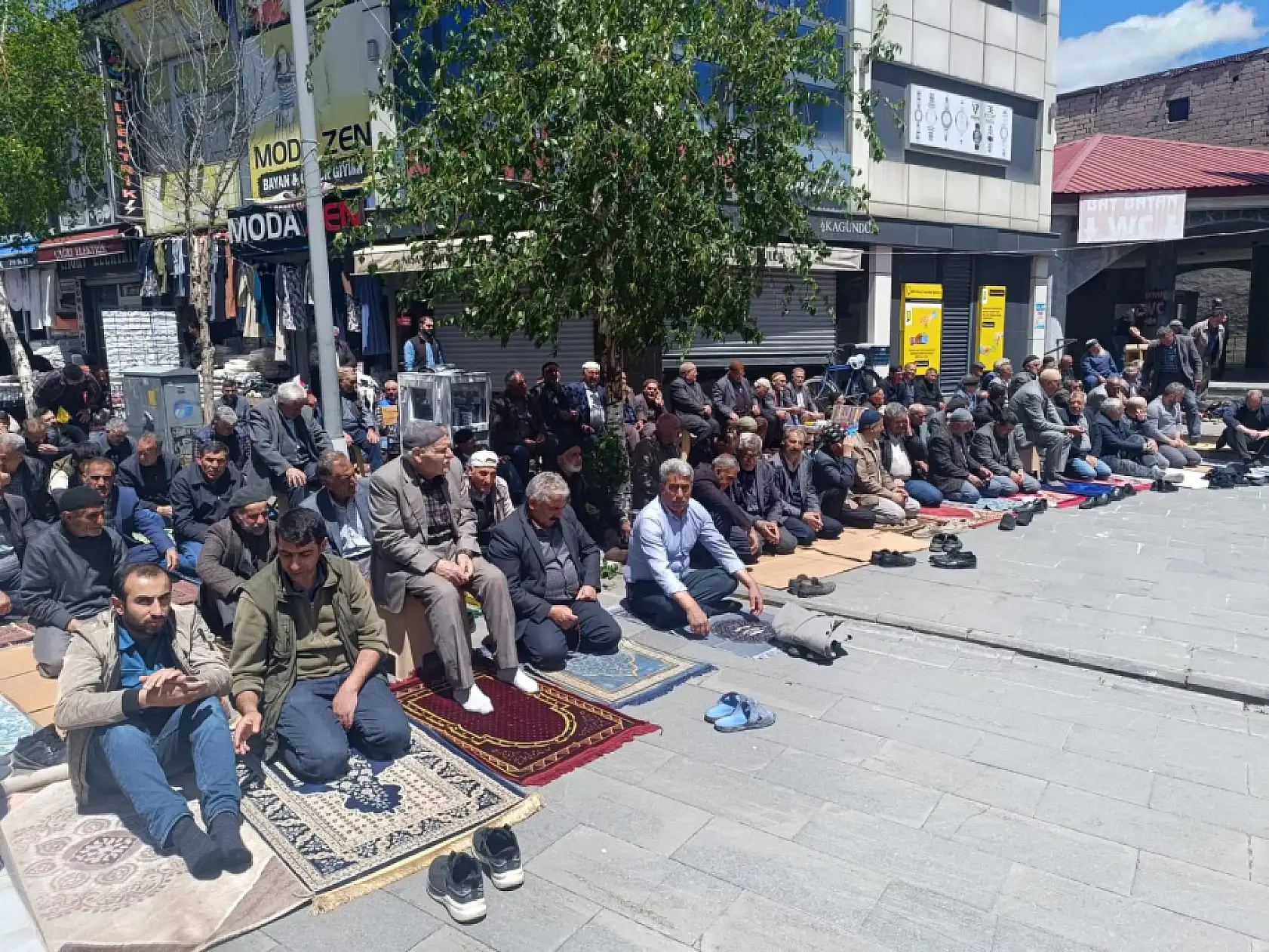 Ağrı'da baharın gelişiyle cemaat açık havada saf tuttu