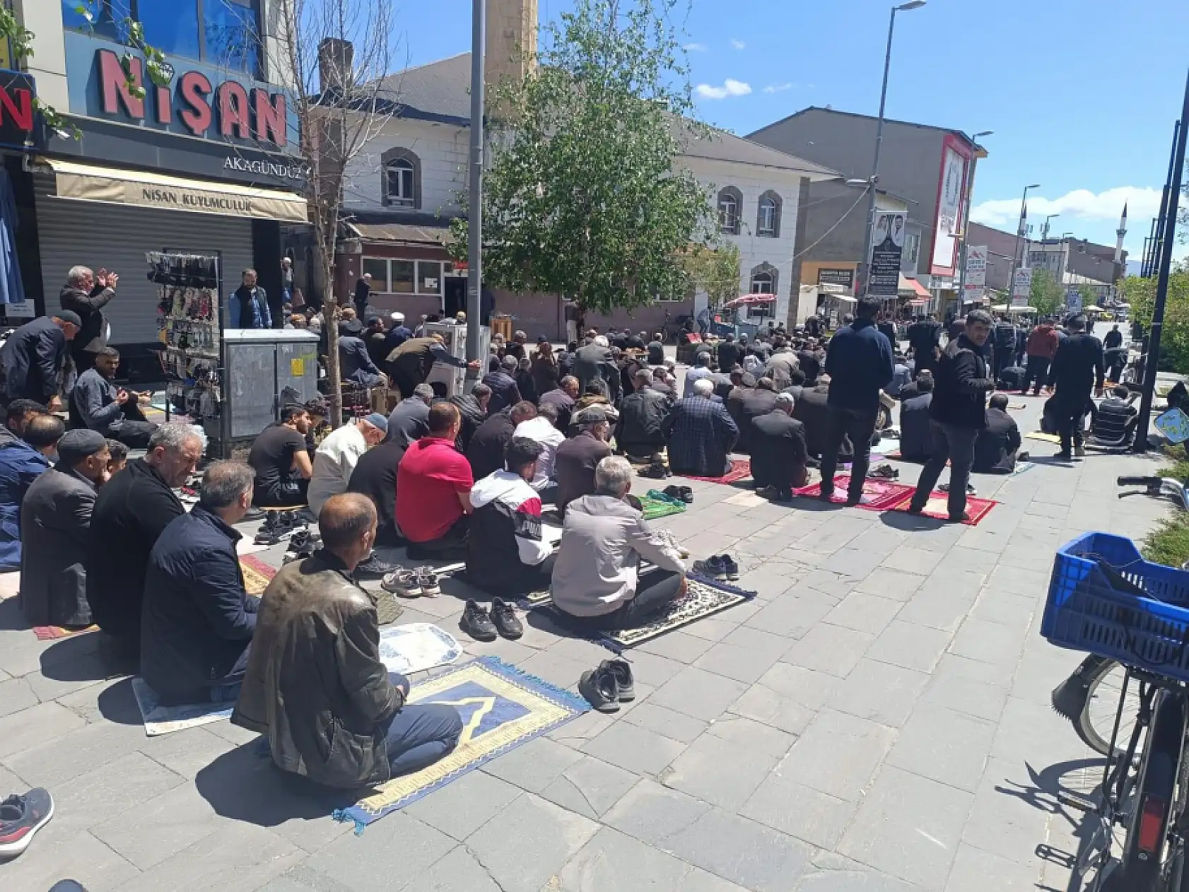 Ağrı'da baharın gelişiyle cemaat açık havada saf tuttu