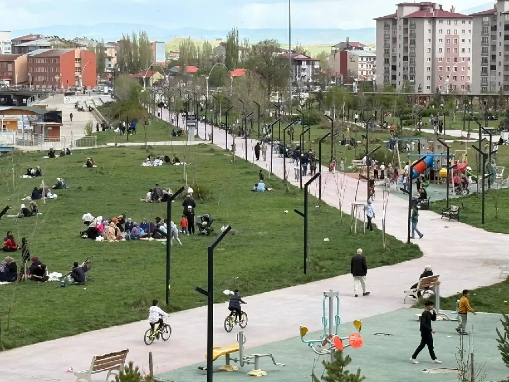 Vatandaşlar güneşli havada millet bahçesine akın etti