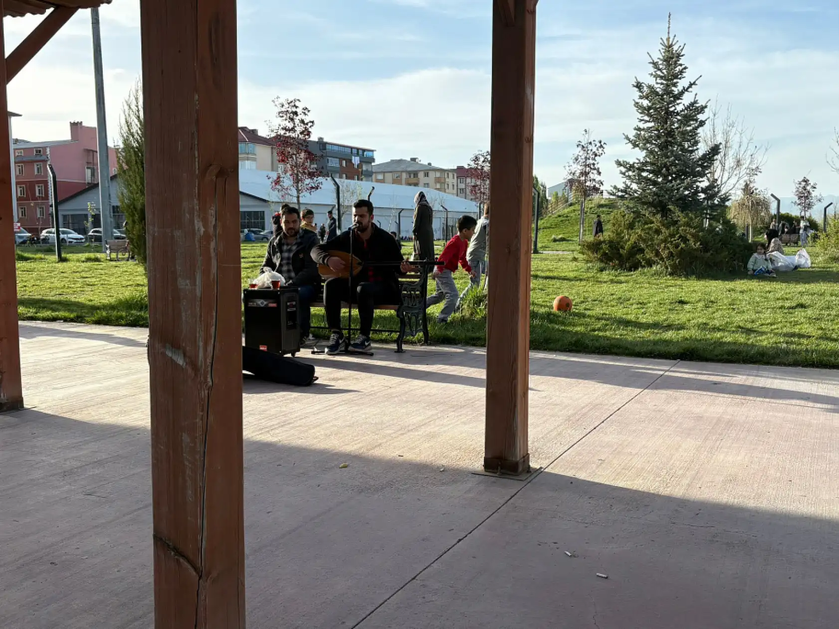 Vatandaşlar güneşli havada millet bahçesine akın etti