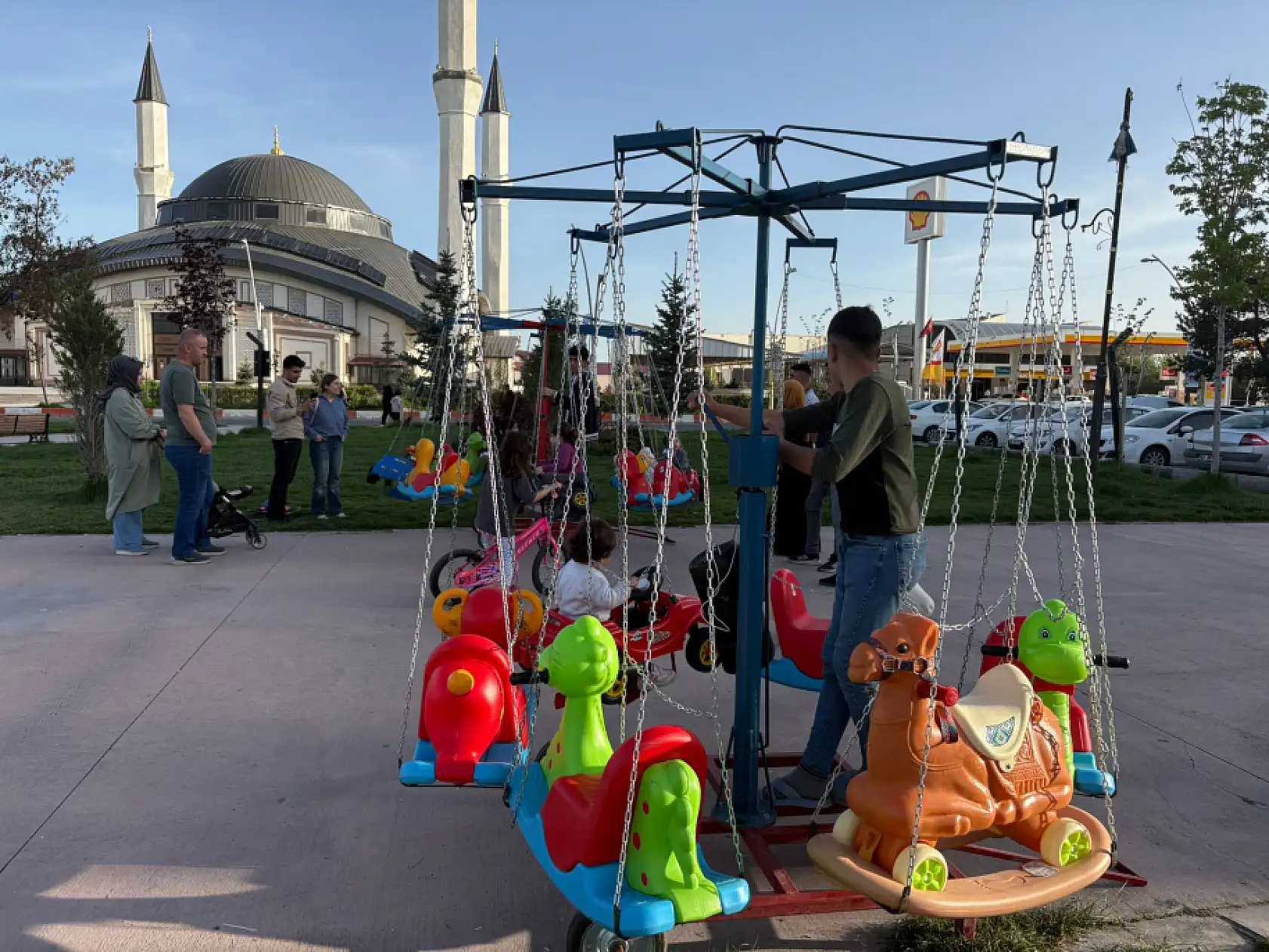 Vatandaşlar güneşli havada millet bahçesine akın etti