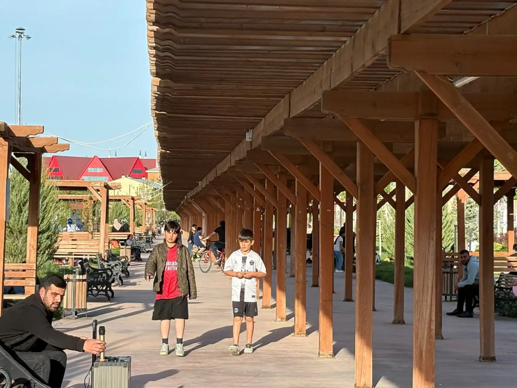 Vatandaşlar güneşli havada millet bahçesine akın etti