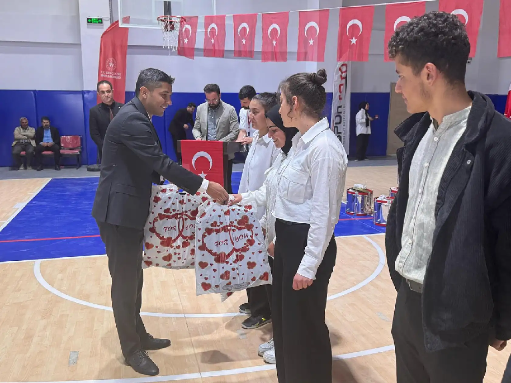 Hamur'da gençlik haftası renkli etkinliklerle tamamlandı