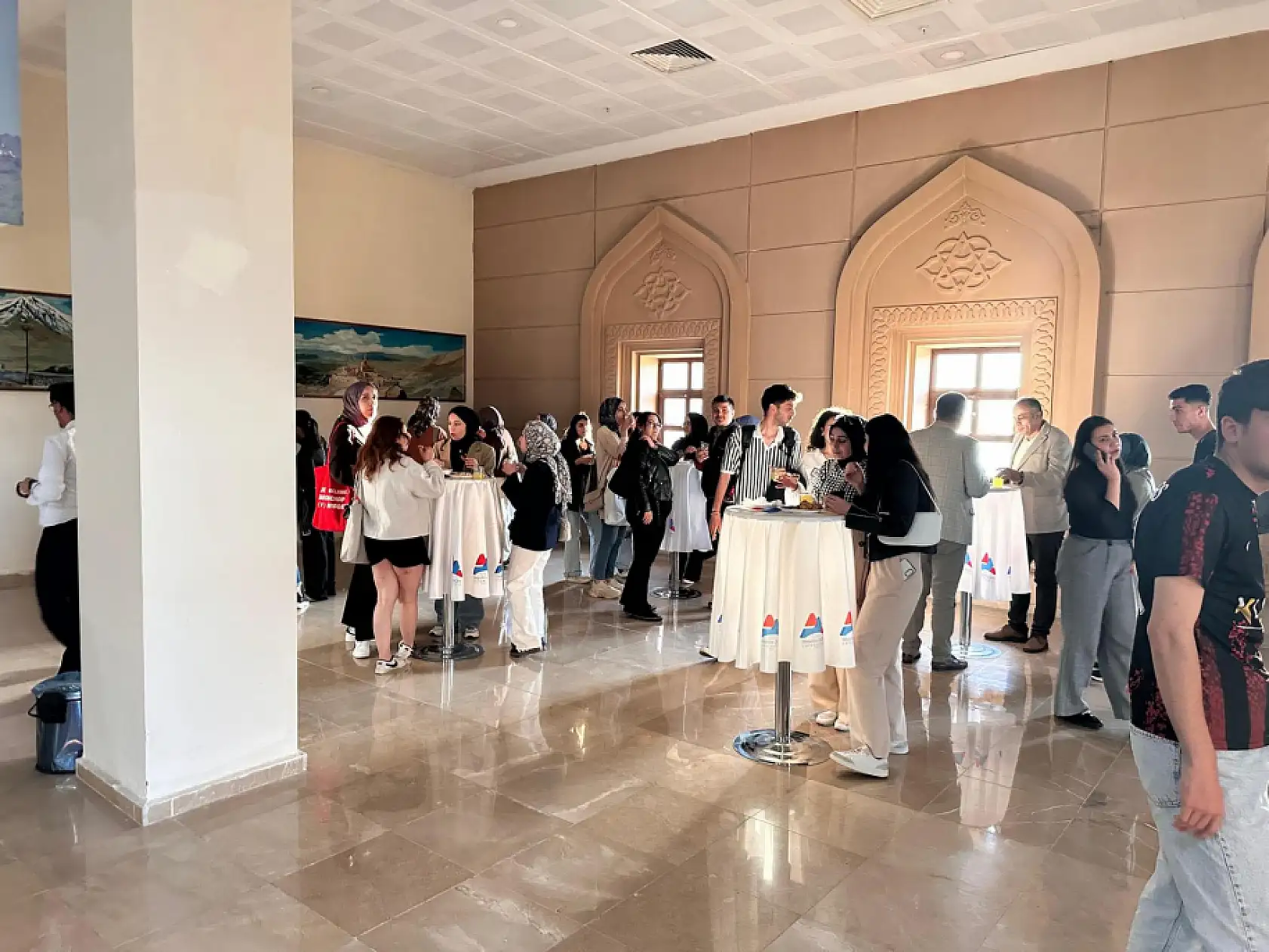 Ağrı'da bahar şenliklerinde sanatın sesi yükseldi