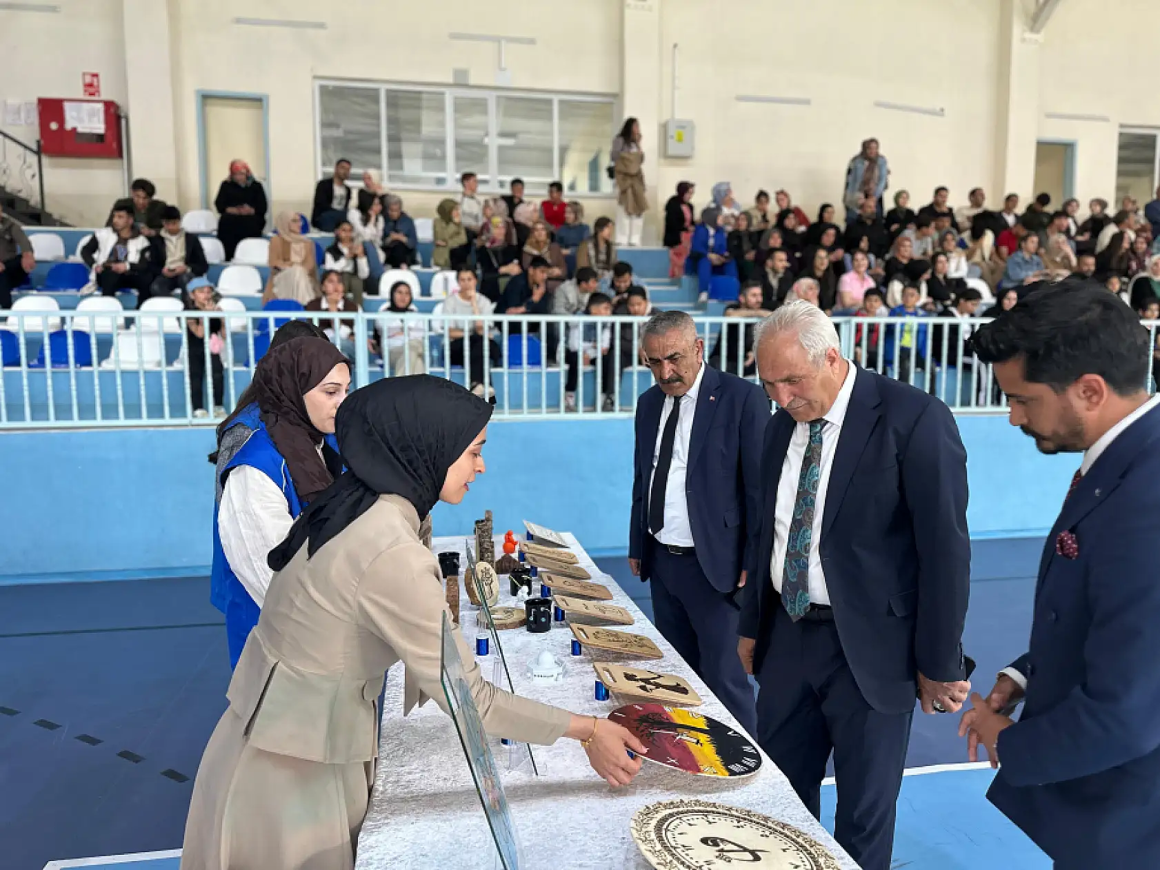 Eleşkirtli gençler sahnede ve sergide yeteneklerini sergiledi