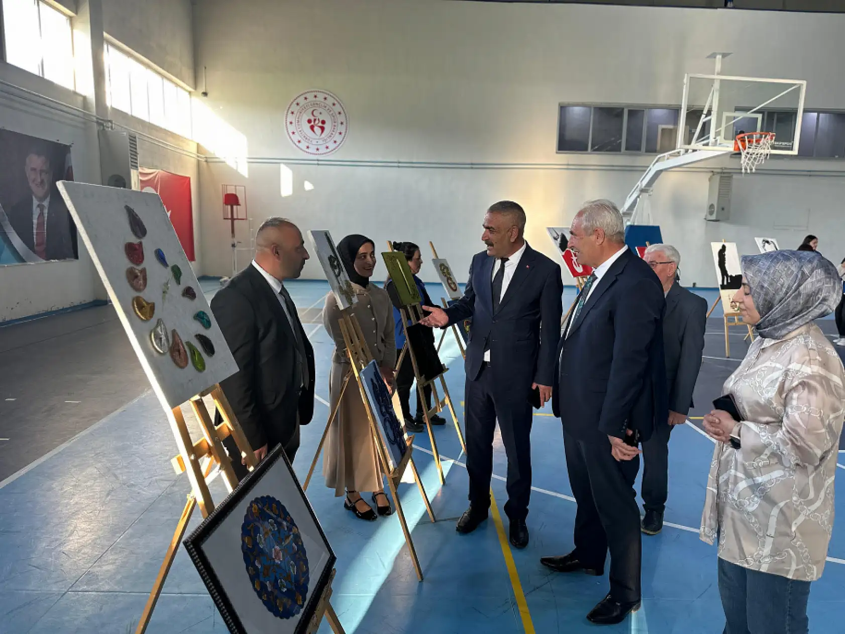 Eleşkirtli gençler sahnede ve sergide yeteneklerini sergiledi