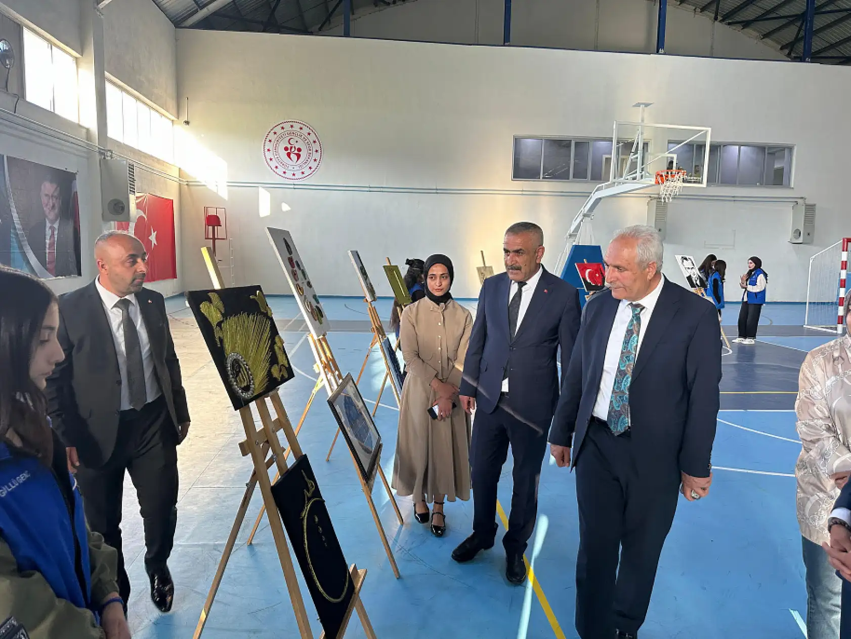 Eleşkirtli gençler sahnede ve sergide yeteneklerini sergiledi