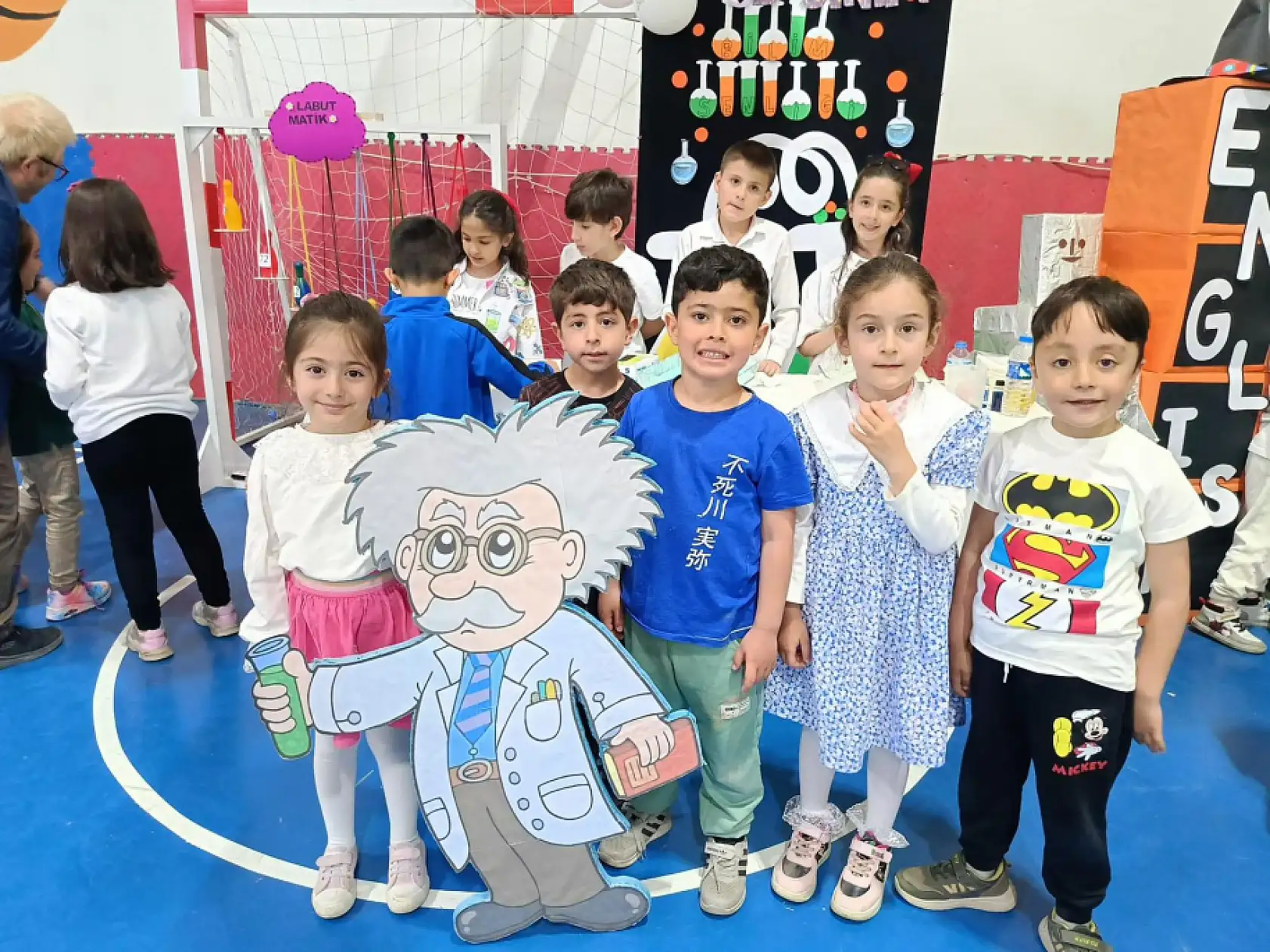 Ağrı Doğa Koleji'nde bilimsel projeler ve yardım eli aynı çatıda buluştu