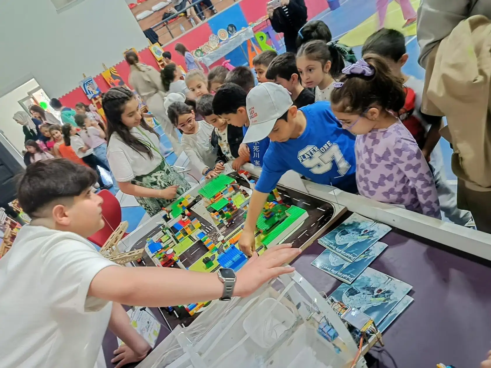 Ağrı Doğa Koleji'nde bilimsel projeler ve yardım eli aynı çatıda buluştu