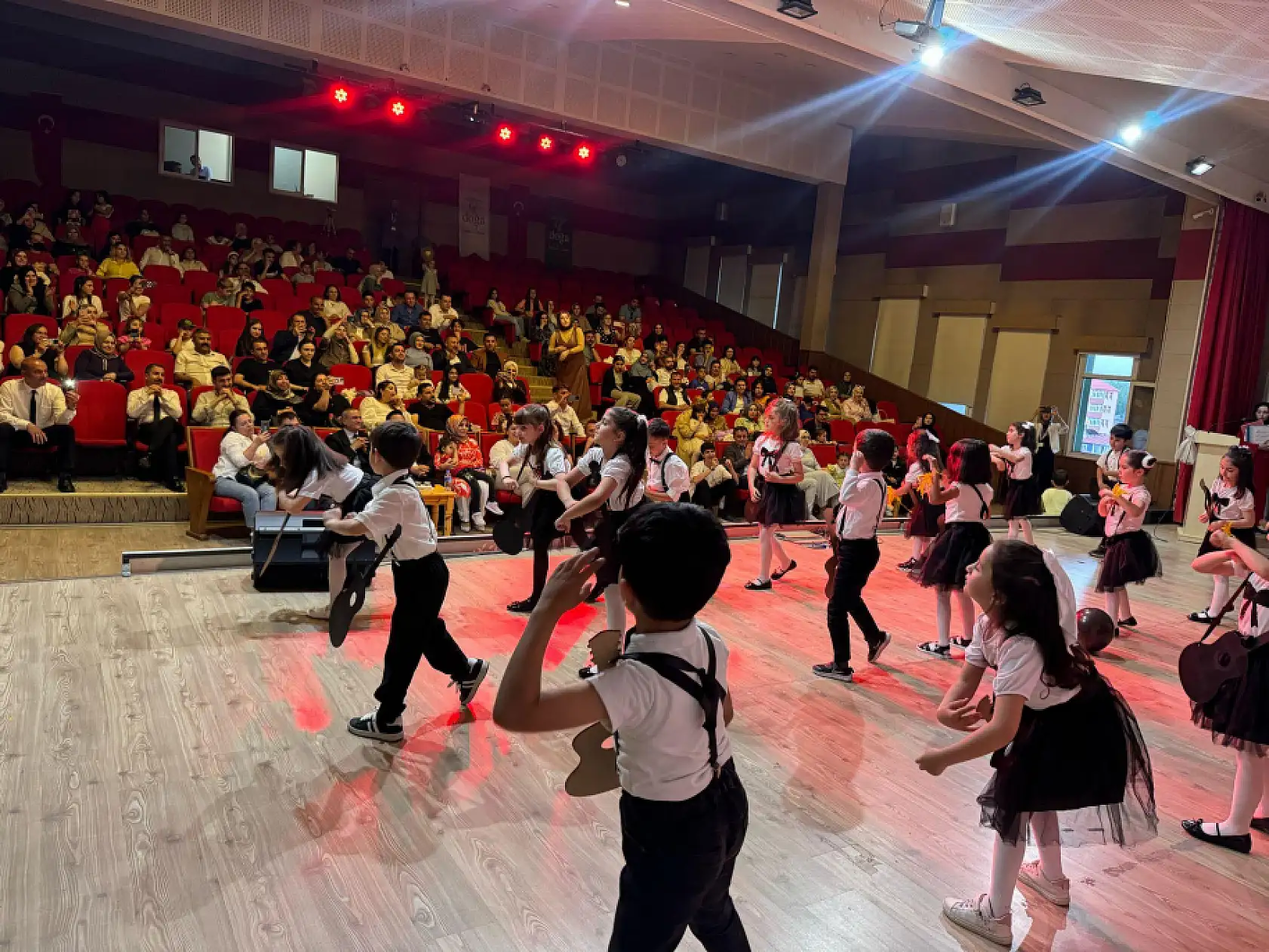 Ağrı Doğa Koleji'nde miniklerin sahne performansı velilerden tam not aldı