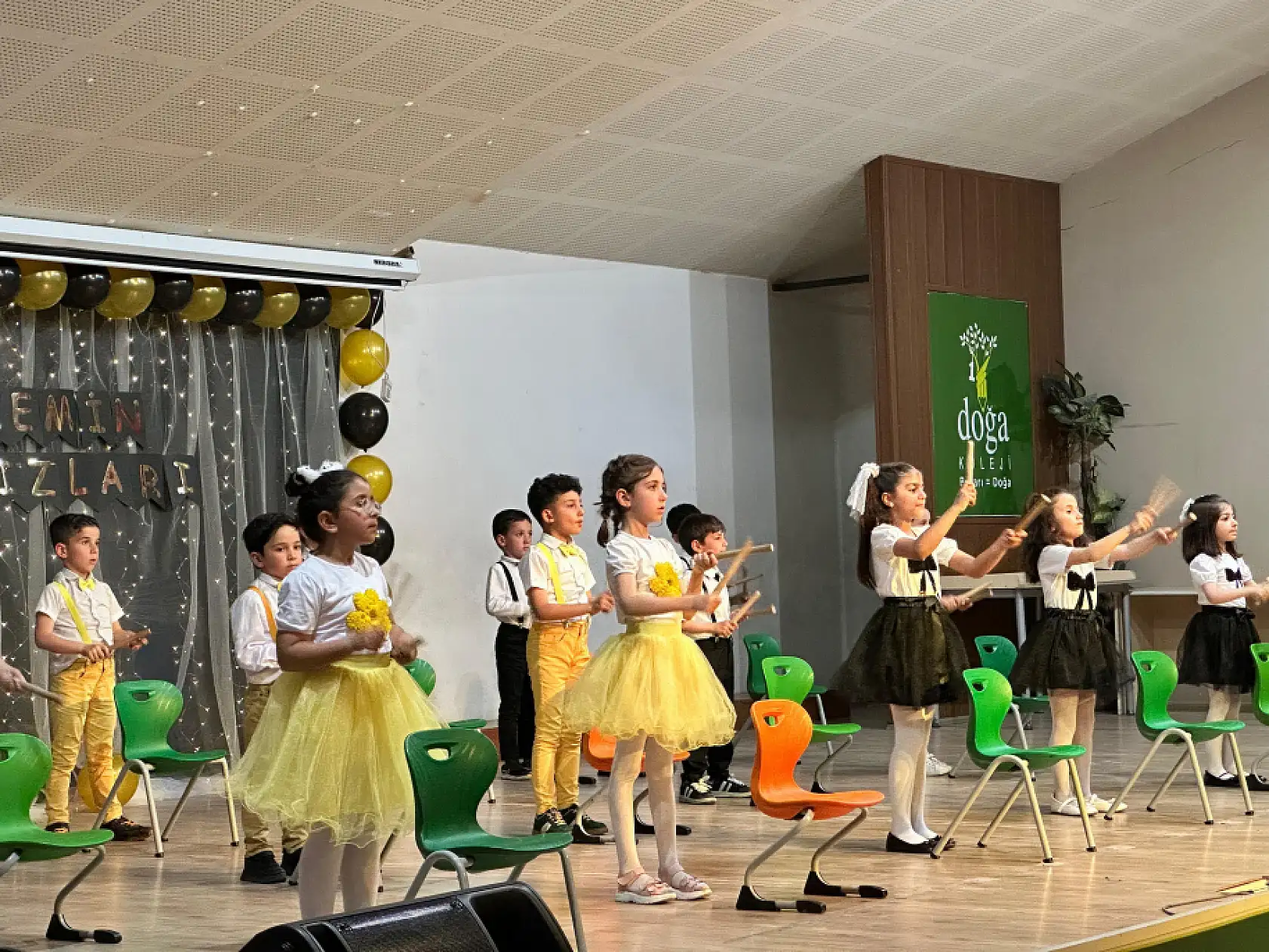 Ağrı Doğa Koleji'nde miniklerin sahne performansı velilerden tam not aldı