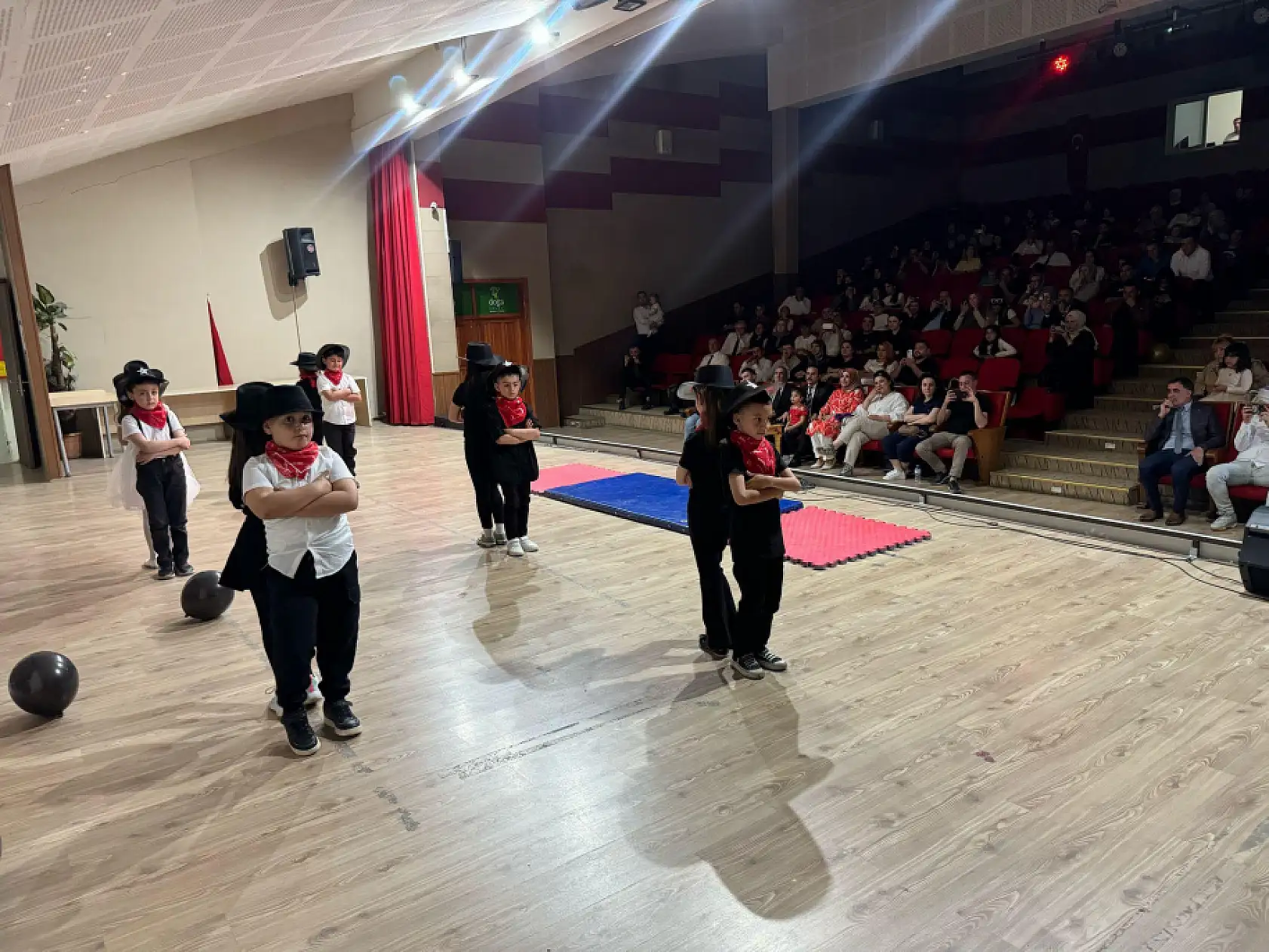 Ağrı Doğa Koleji'nde miniklerin sahne performansı velilerden tam not aldı