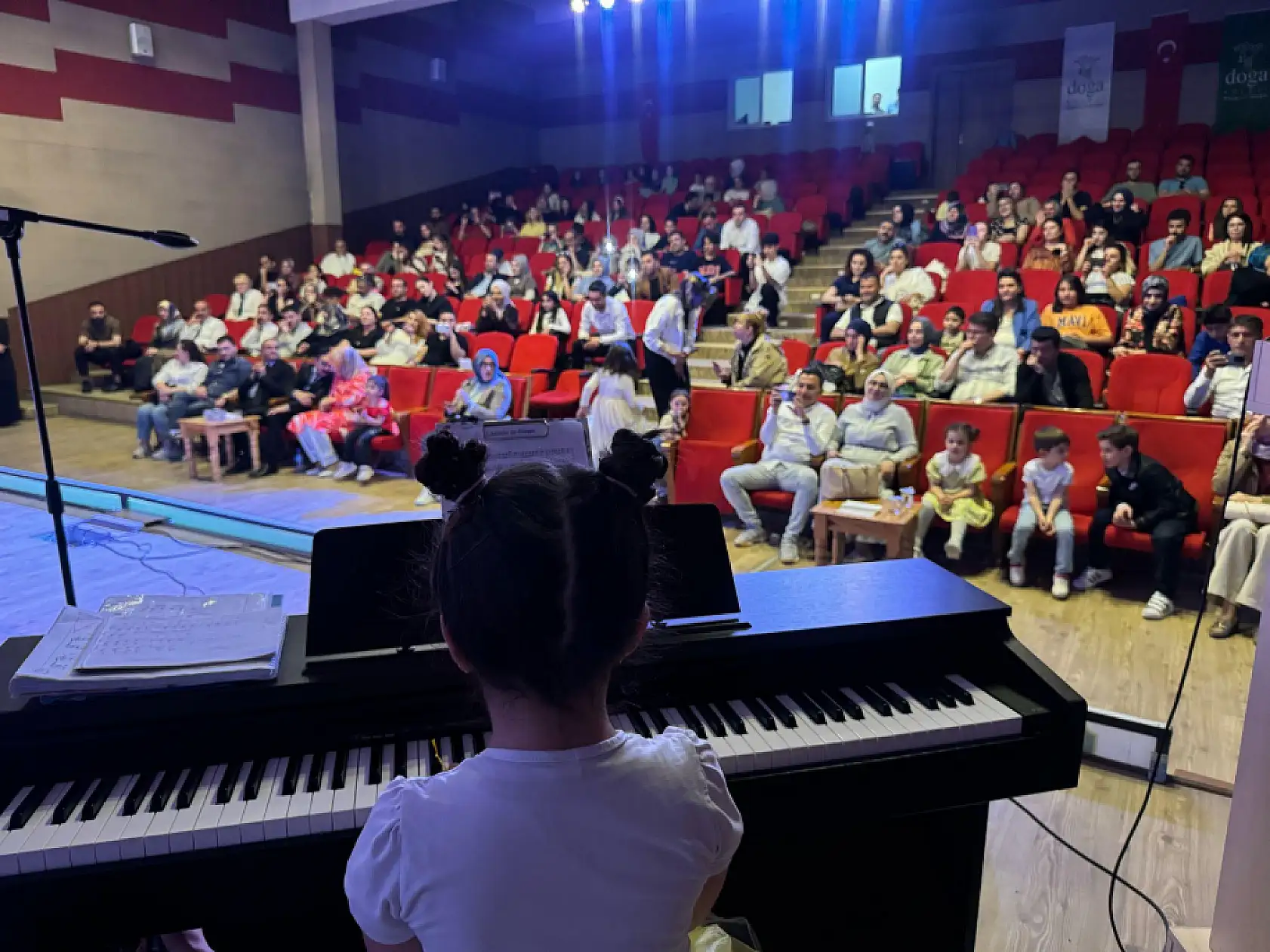 Ağrı Doğa Koleji'nde miniklerin sahne performansı velilerden tam not aldı