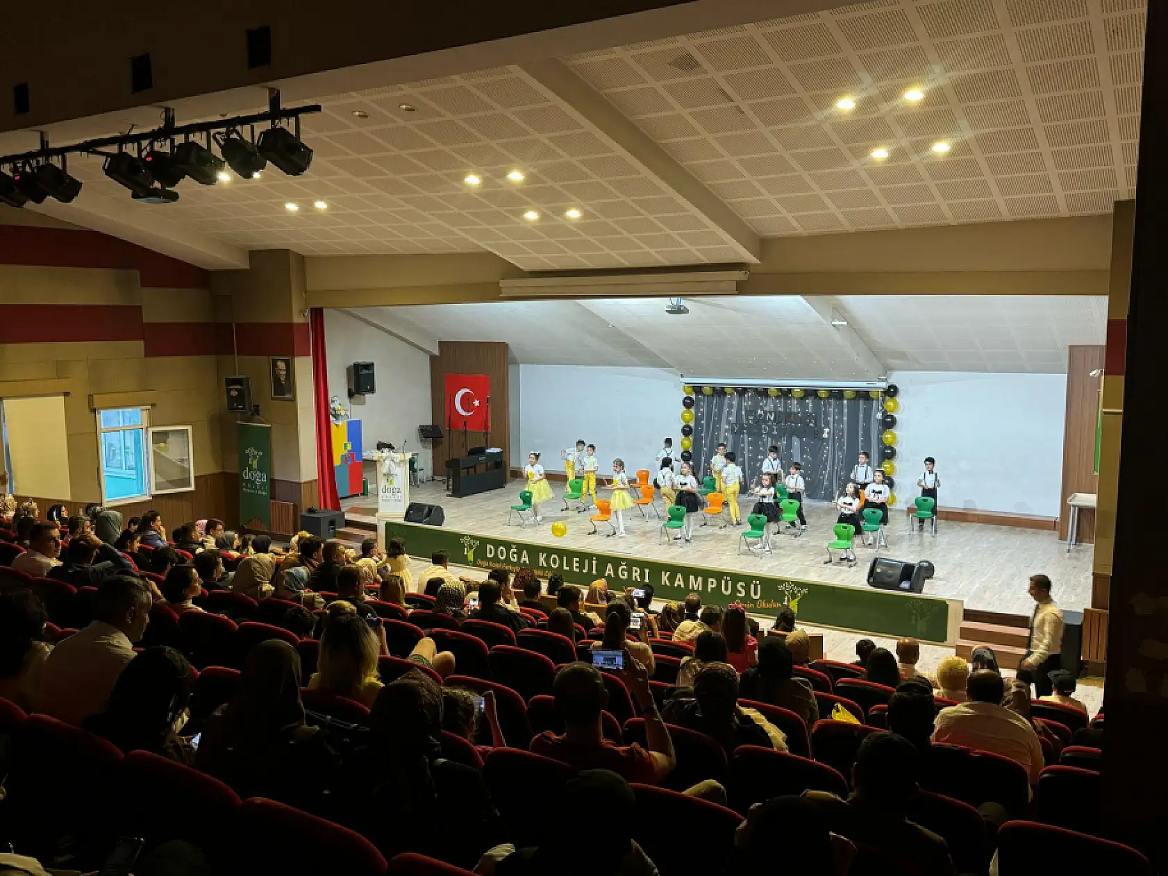 Ağrı Doğa Koleji'nde miniklerin sahne performansı velilerden tam not aldı
