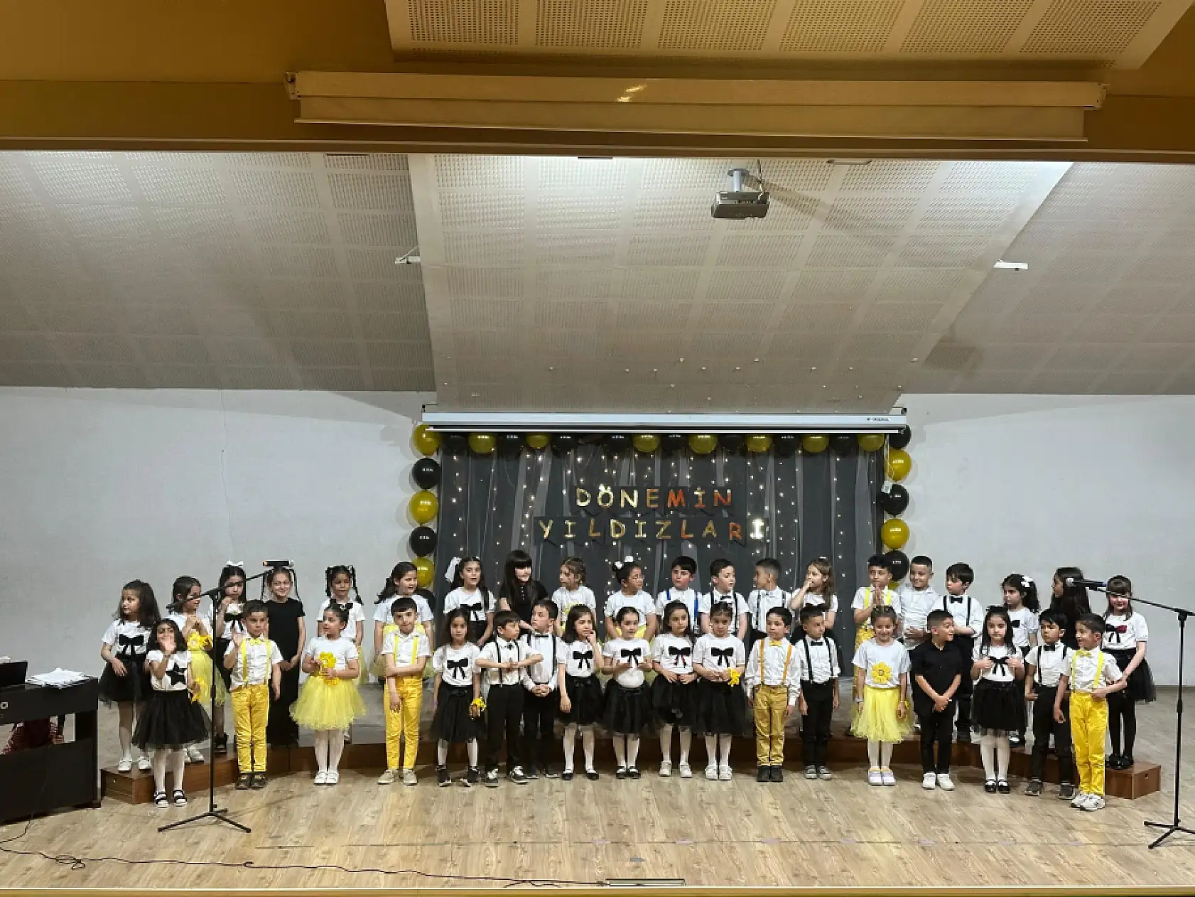 Ağrı Doğa Koleji'nde miniklerin sahne performansı velilerden tam not aldı