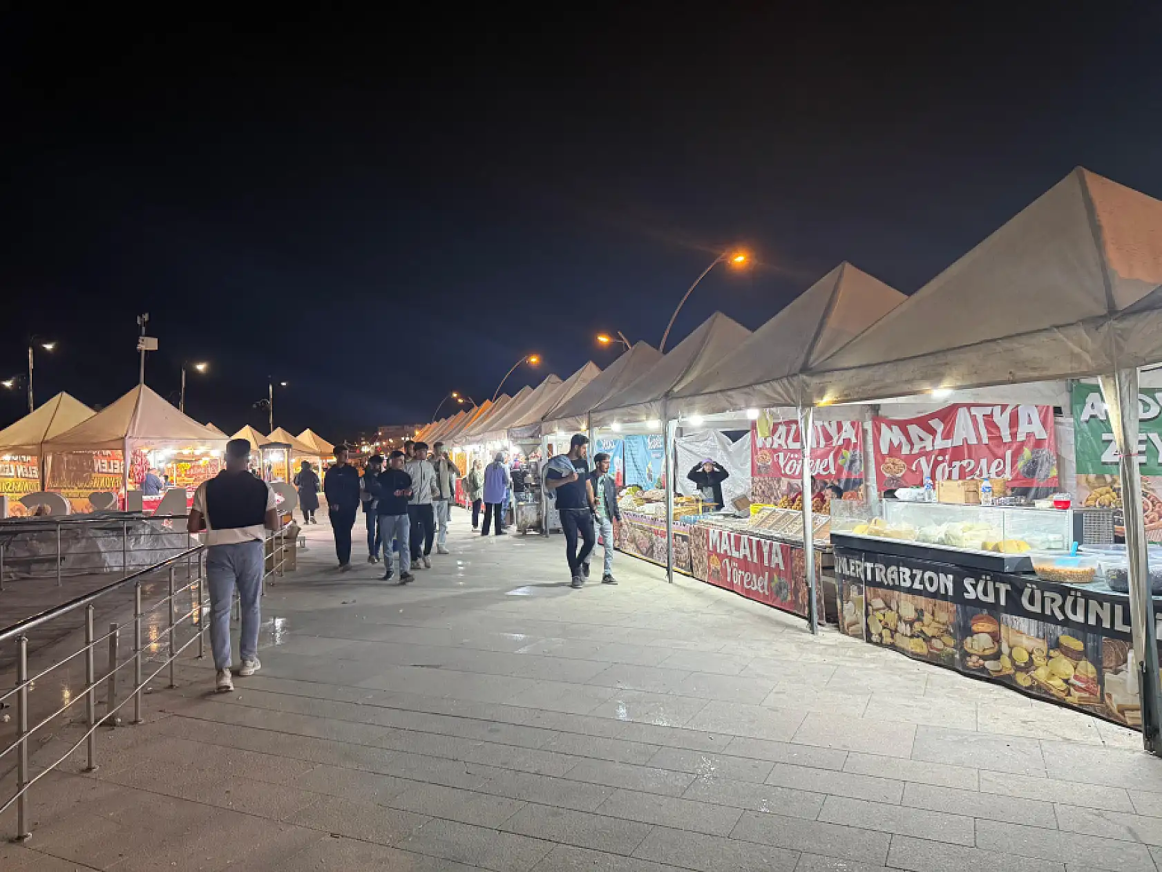 Rengarenk tatlar buluştu Ağrı'da yöresel ürünler ilgi odağı oldu