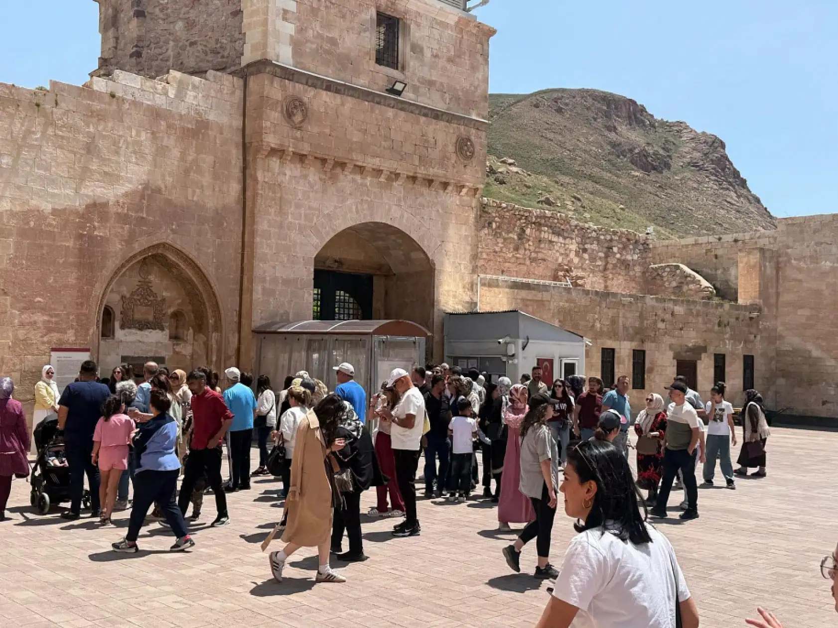 İshak Paşa Sarayı'nda trafik kuyruğu: Doğu'nun incisi yine ilgi odağı oldu