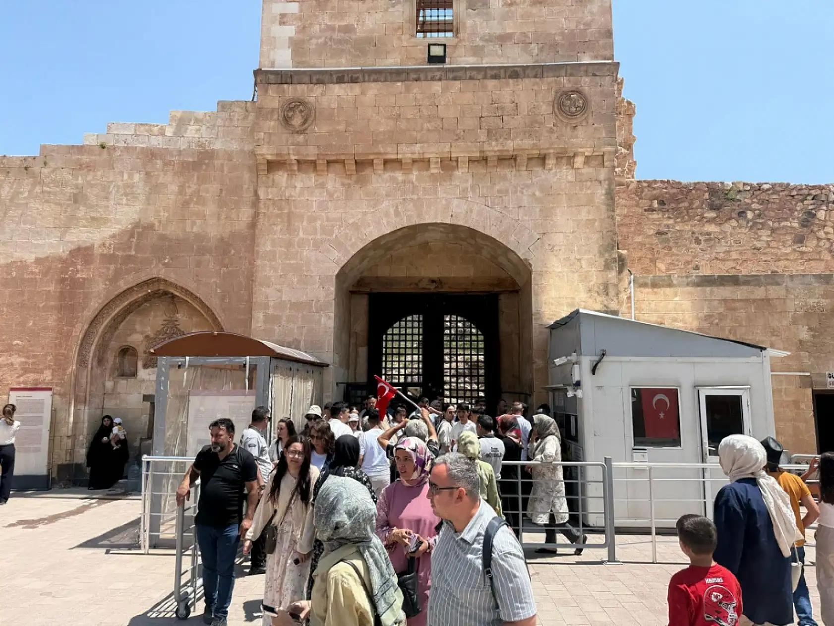 İshak Paşa Sarayı'nda trafik kuyruğu: Doğu'nun incisi yine ilgi odağı oldu