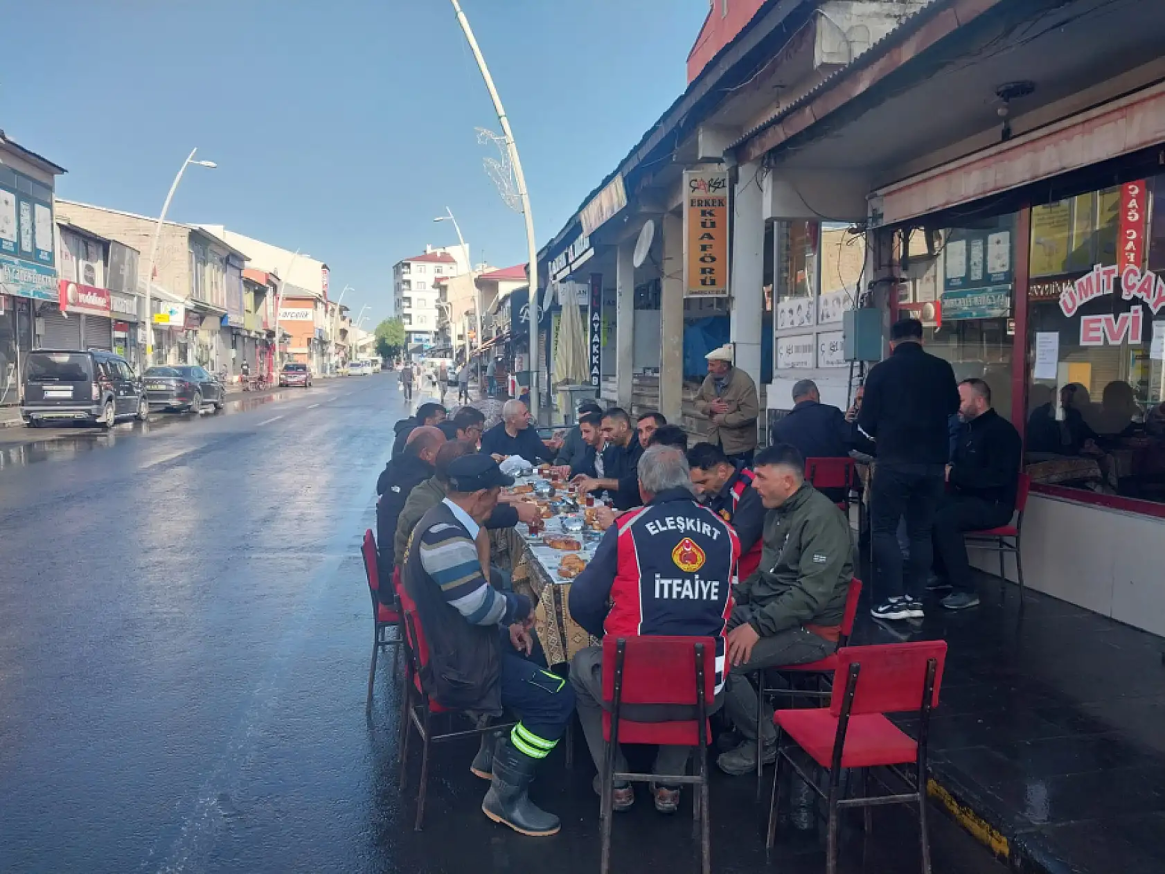 Eleşkirt'te gün temizlikle başladı, Başkan Yakut da ekiplerle çalışmalara katıldı