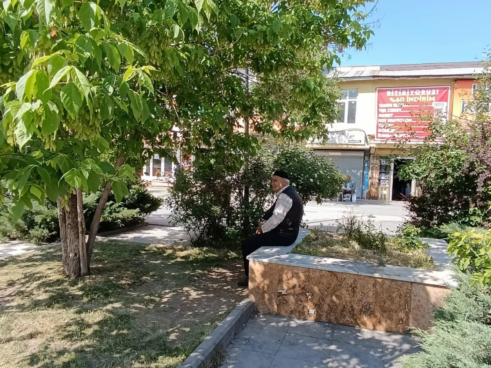 Ağrı'da vatandaşlar güneşli havayı değerlendirdi