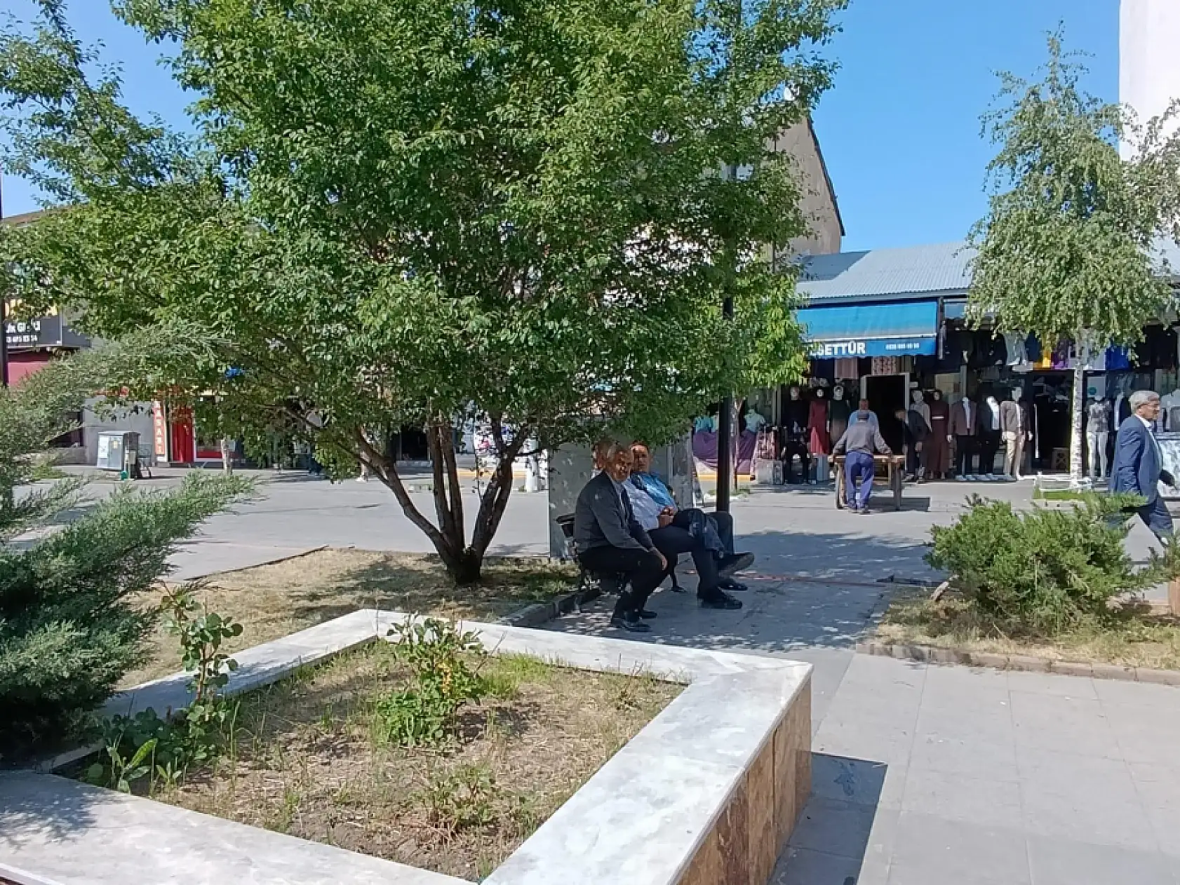 Ağrı'da vatandaşlar güneşli havayı değerlendirdi