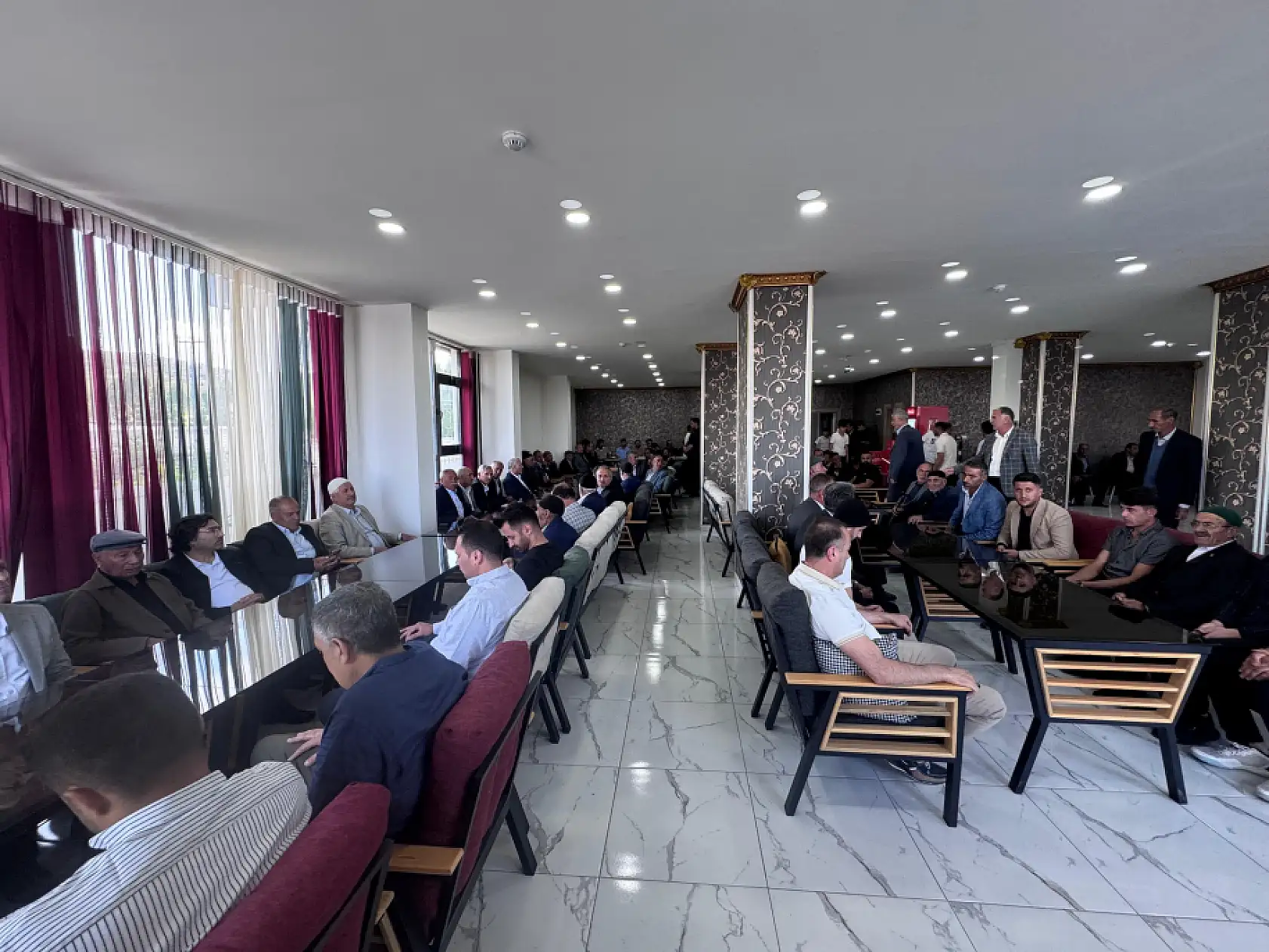 İki yıllık düşmanlık barışla bitti: Patnos'ta aileler sarılarak helalleşti