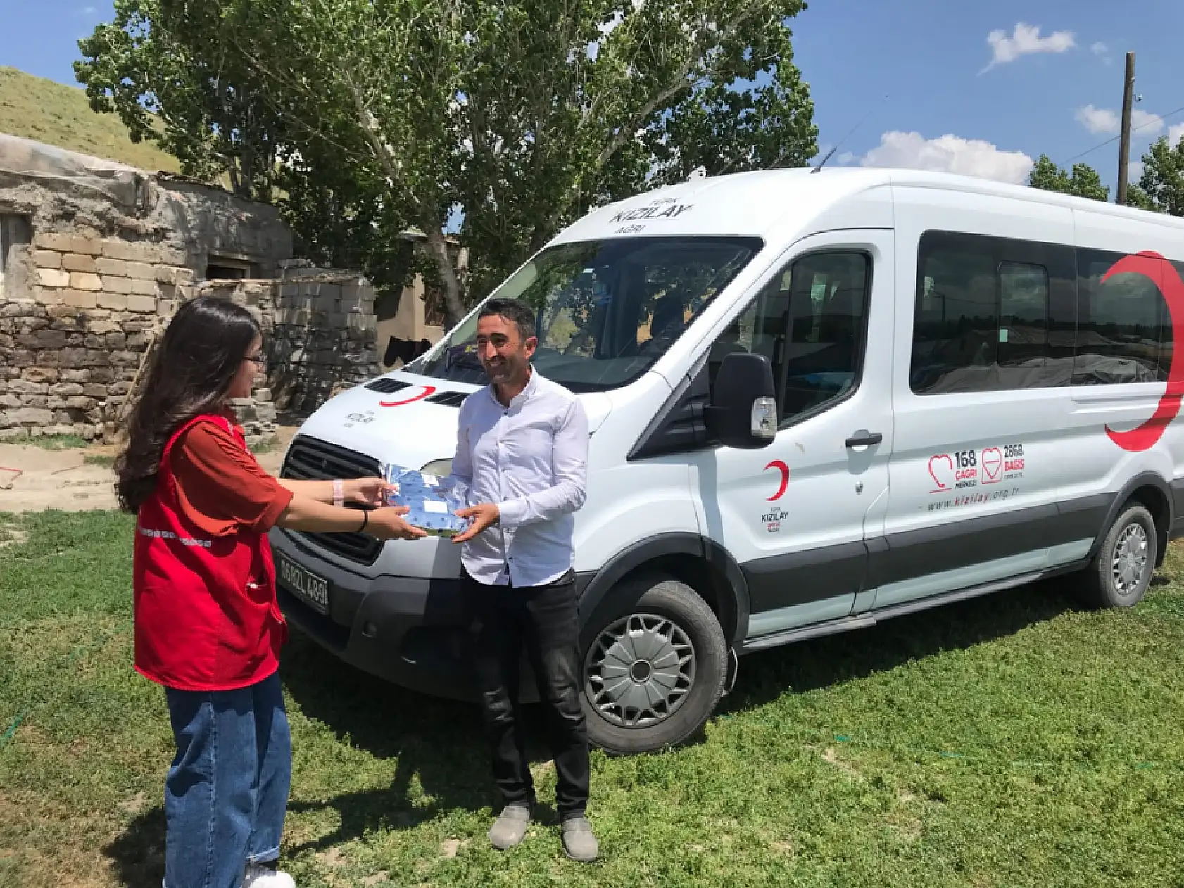 Kızılay gönüllülerinden Ağrı'da emekçi babalara babalar günü sürprizi